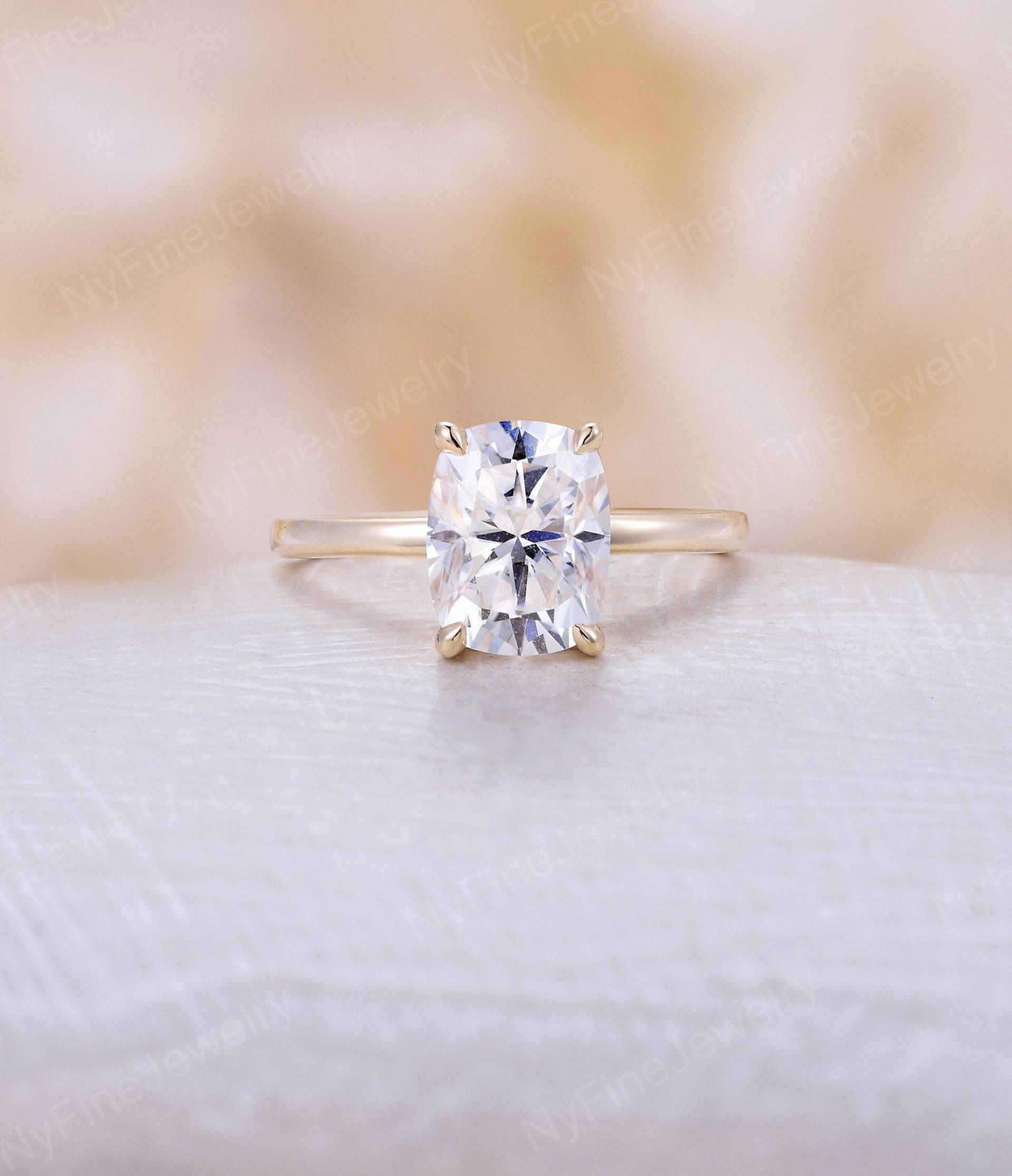 Art-Deco-Moissanite Verlobungsring Def Längliche Kissenschliff, Vintage Gelbgold Solitär-Brautring, Versprechen Einzigartiger Jahrestagsring von NyFineJewelry