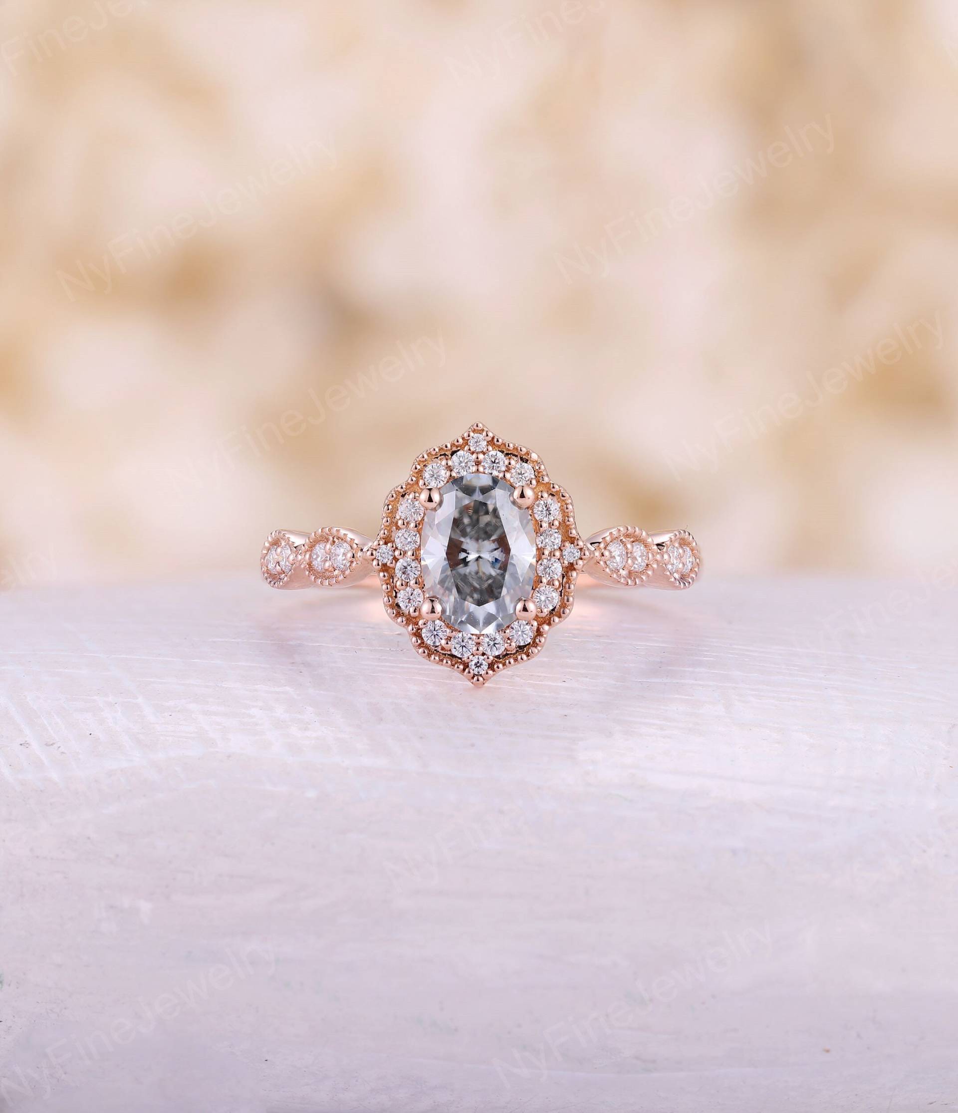 Art-Deco - Moissanite Verlobungsring Vintage Ovalschliff Roségold Ring Einzigartige Halbe Ewigkeit Diamant Halo Jubiläumsversprechen von NyFineJewelry