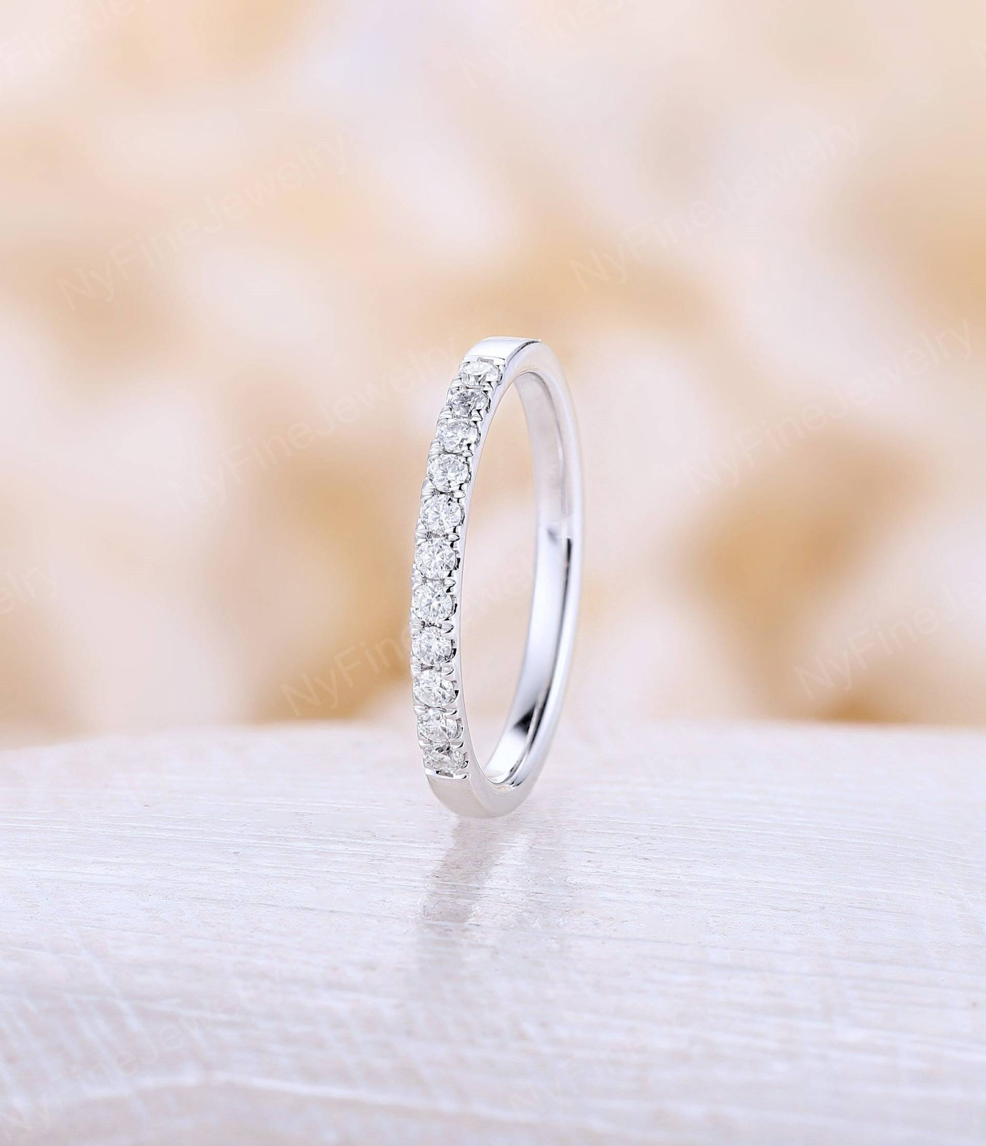 Art-Deco-Naturdiamant Ehering, Antikes Weißgold Moissanit 1/3 Ewigkeitsband Zarte Hochzeit Brautring Jubiläum Versprechensring von NyFineJewelry