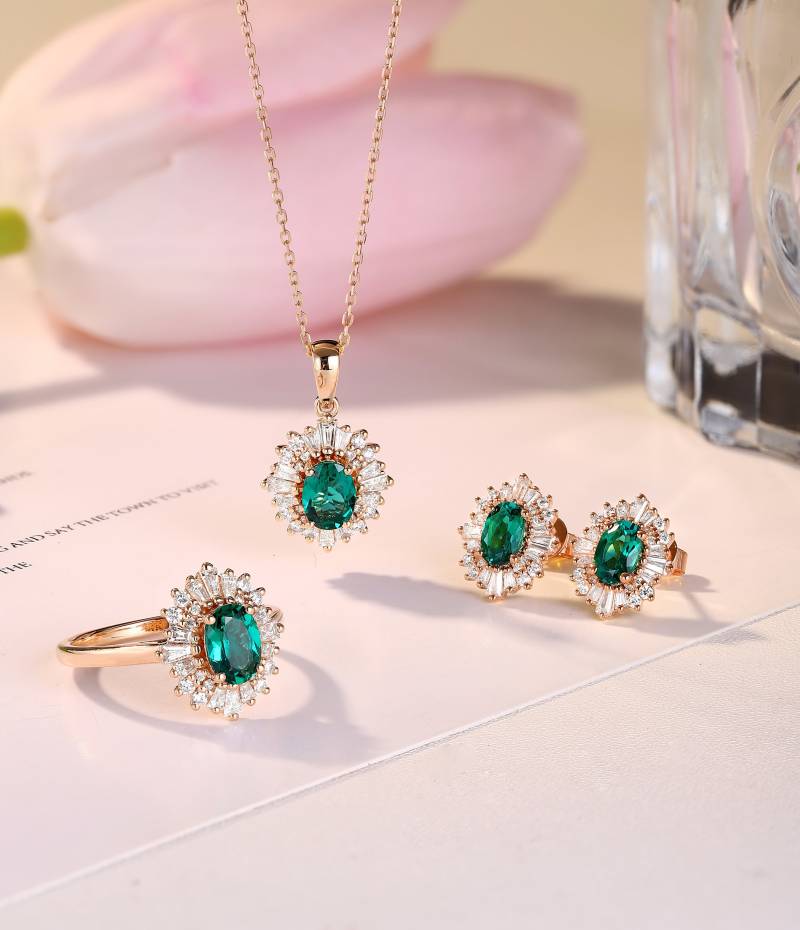 Art Deco Oval Cut Smaragd Schmuck Set Verlobungsring Gatsby Halskette Ohrstecker Diamant Halo Braut Für Die Liebe von NyFineJewelry