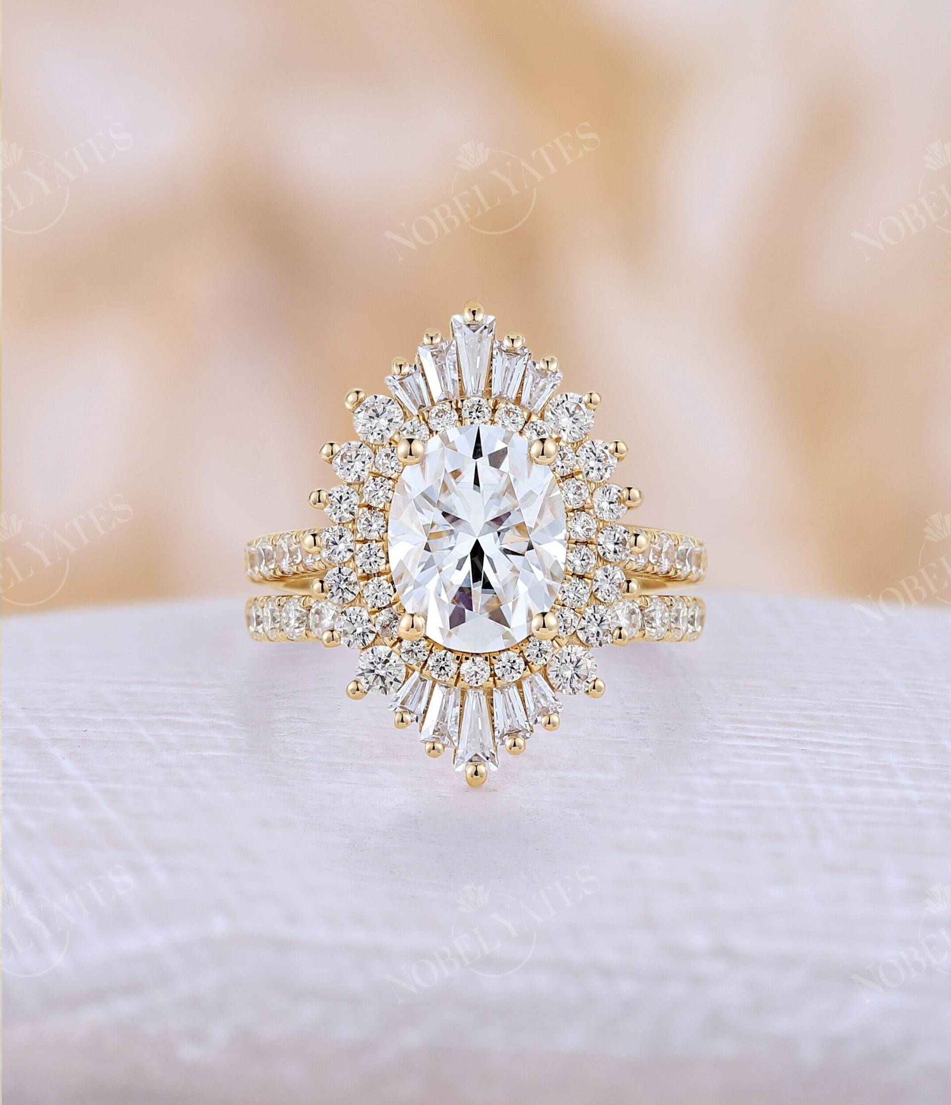 Art-Deco - Ovalschliff Moissanit Verlobungsring Gelbgold Braut Set Baguette Diamant Cz Halo Stapeln Passender Band Halbe Eternity Ring von NyFineJewelry