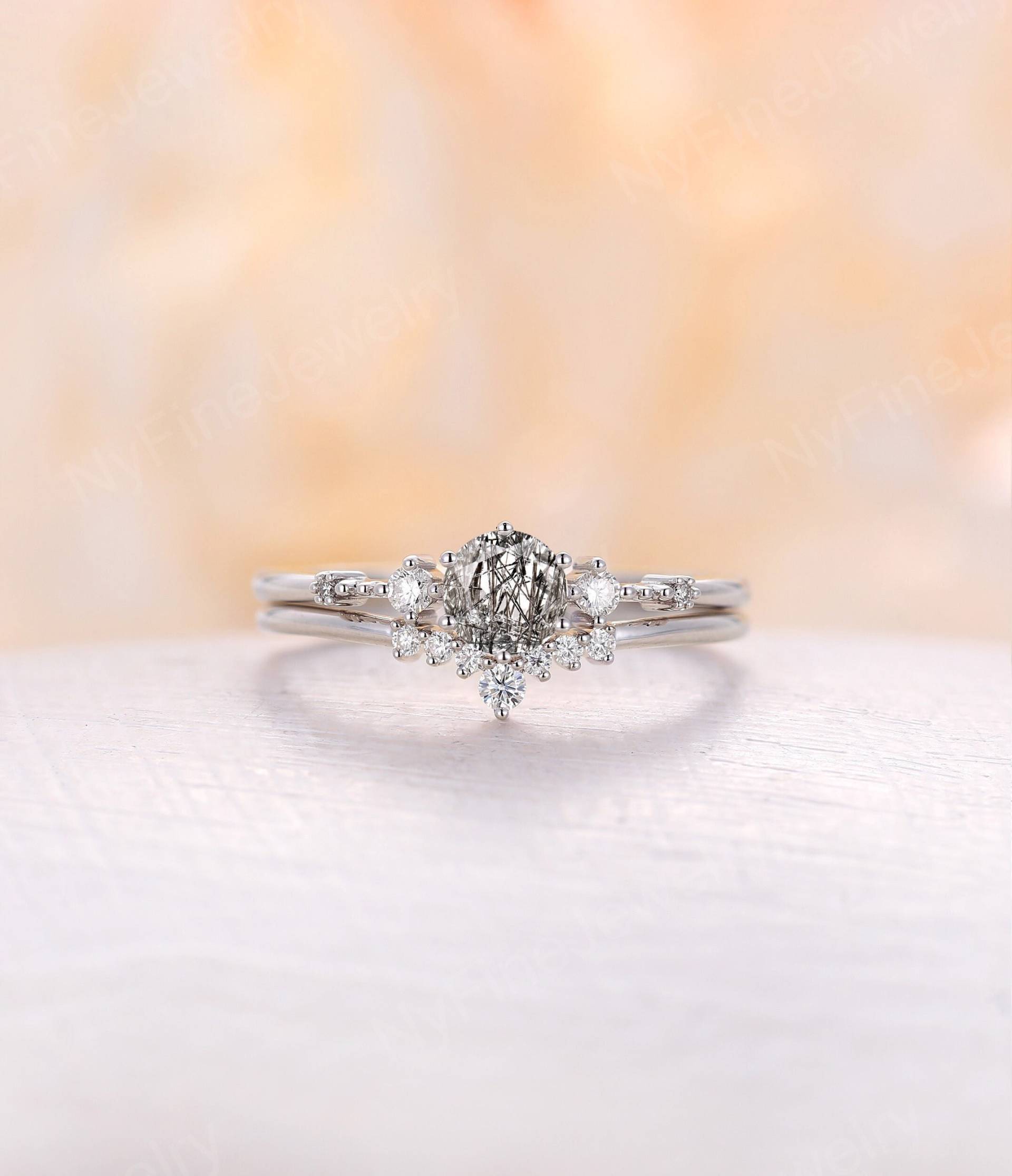 Art-Deco-Schwarzer Rutilquarz Verlobungsring Set Vintage Runde Form Weißgold Ring Diamant Geschwungenes Band Hochzeit Braut-Set Versprechen von NyFineJewelry