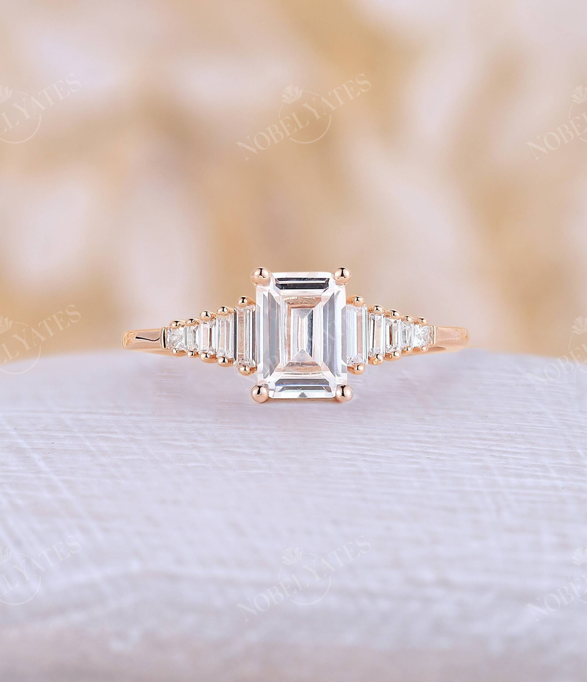 Art-Deco-Smaragdschliff Moissanit Verlobungsring Einzigartiger Ring Roségoldring Diamantring Zirkoniaring Prong Jahrestagsring von NyFineJewelry