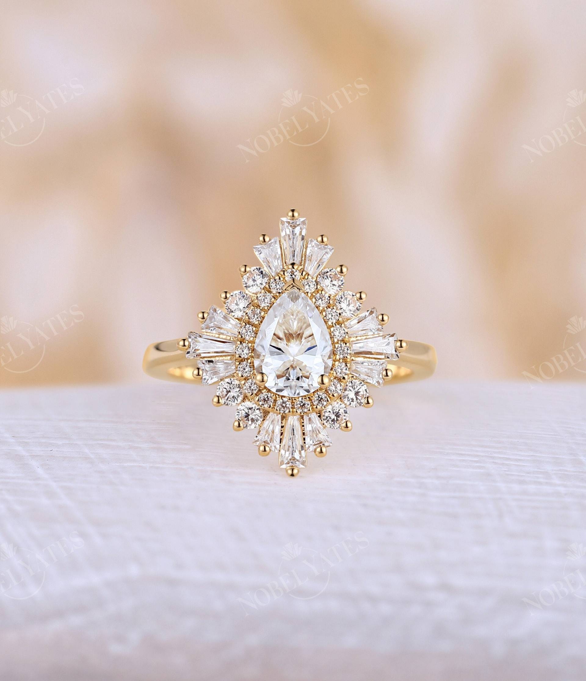 Art-Deco-Tropfen Moissanite Verlobungsring Gelbgold Antikes Baguette Diamant Halo-Ehering Vintage Versprechen Gatsby-Jubiläumsring von NyFineJewelry