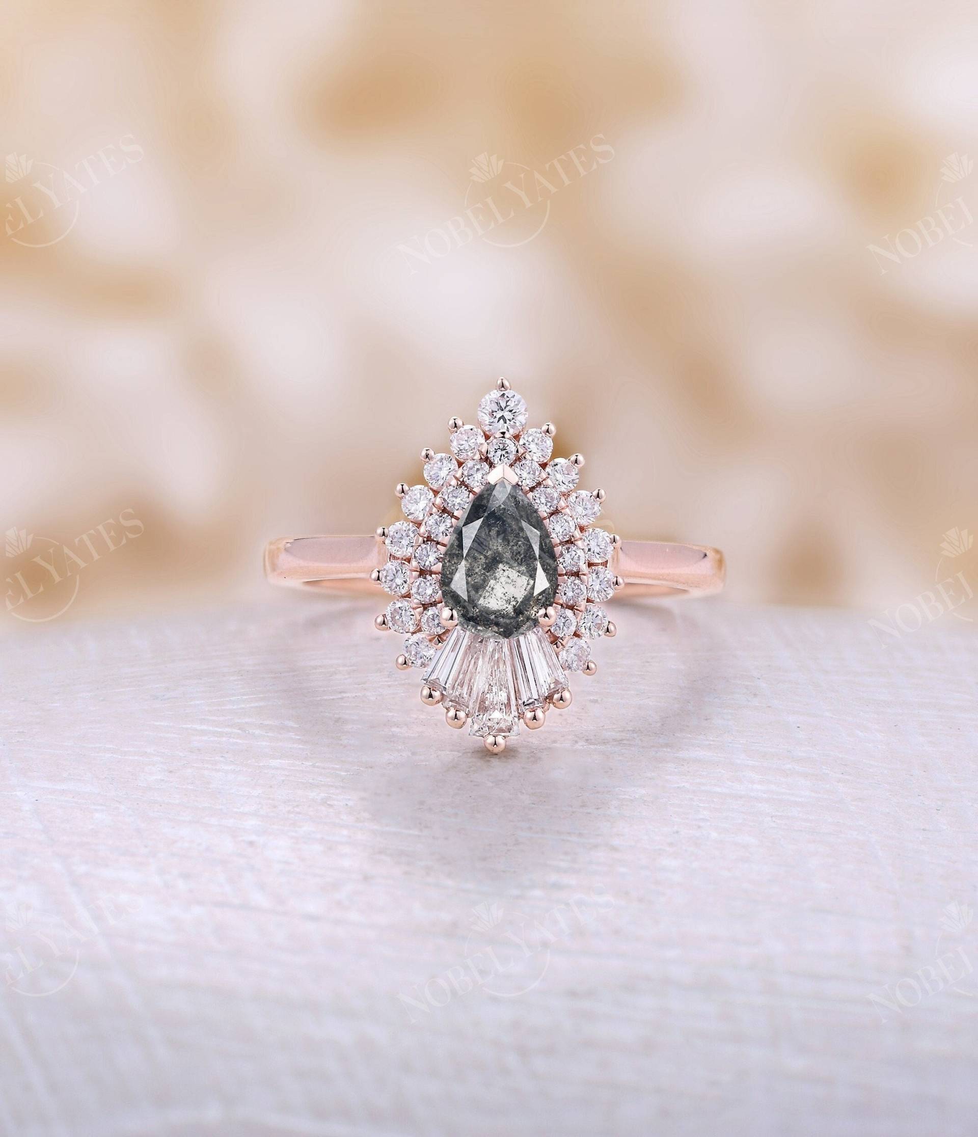 Birnenschliff Diamant-Verlobungsring Art-Deco-Rosegold Baguette Diamant Halo Vintage Einzigartiger Gatsby Jubiläum Versprechen Ring von NyFineJewelry