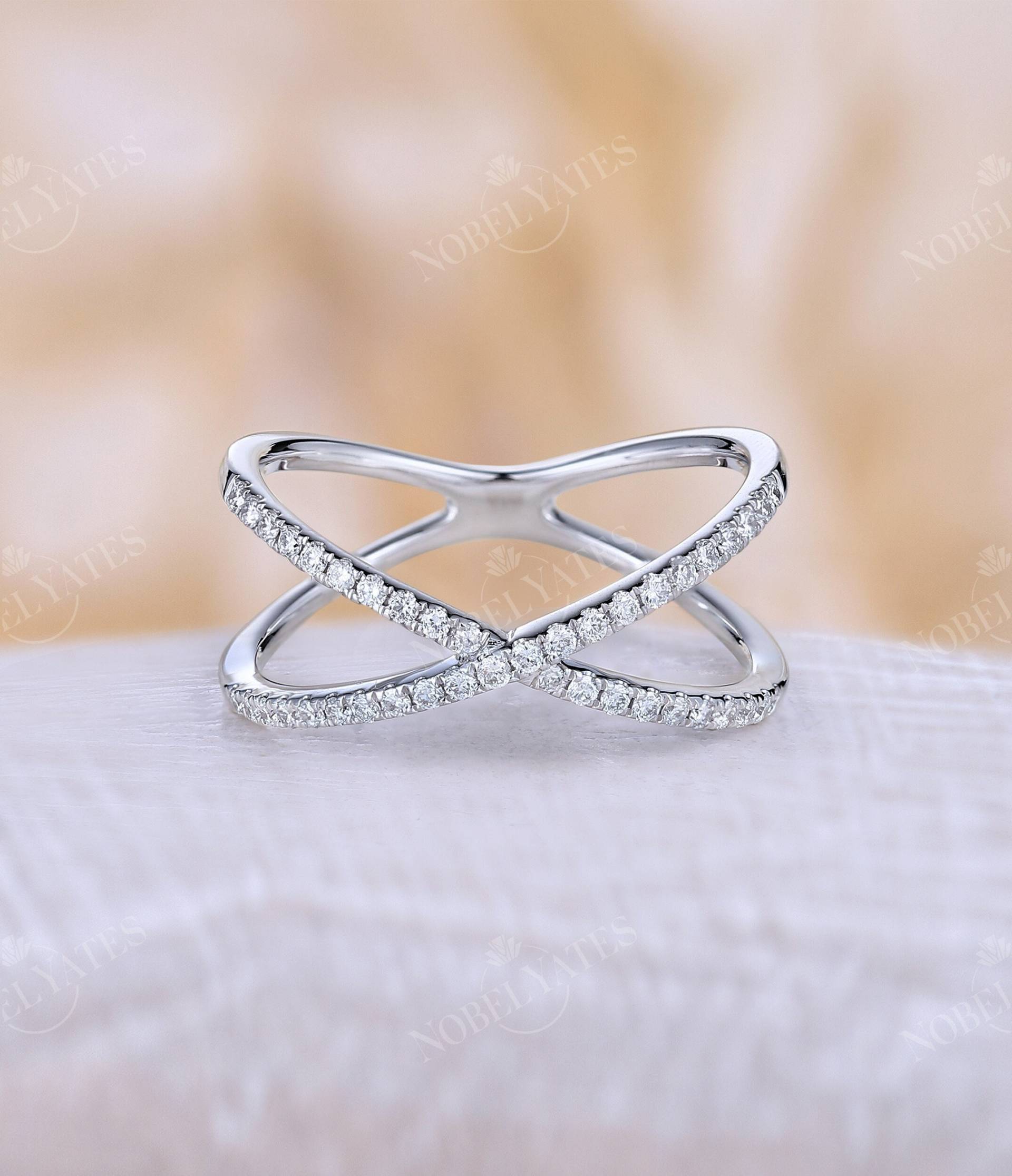 Crossover Ehering Moissanit Band Unikatring Weißgoldring Diamantring Vintagering Jubiläum Jahrestag von NyFineJewelry