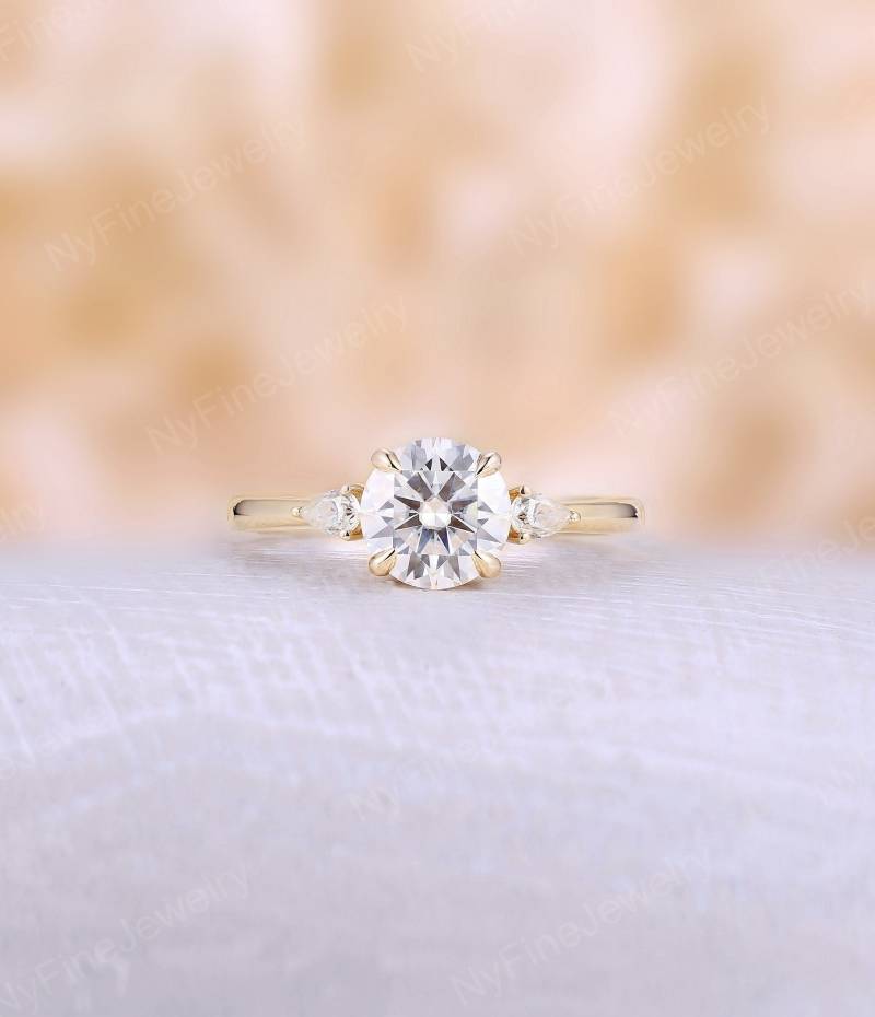 Runder Labor Diamant Verlobungsring, Gelbgold Ring, Drei Steine Ehering, Jubiläum Versprechen Benutzerdefinierte Edelsteine Ring Für Frauen von NyFineJewelry