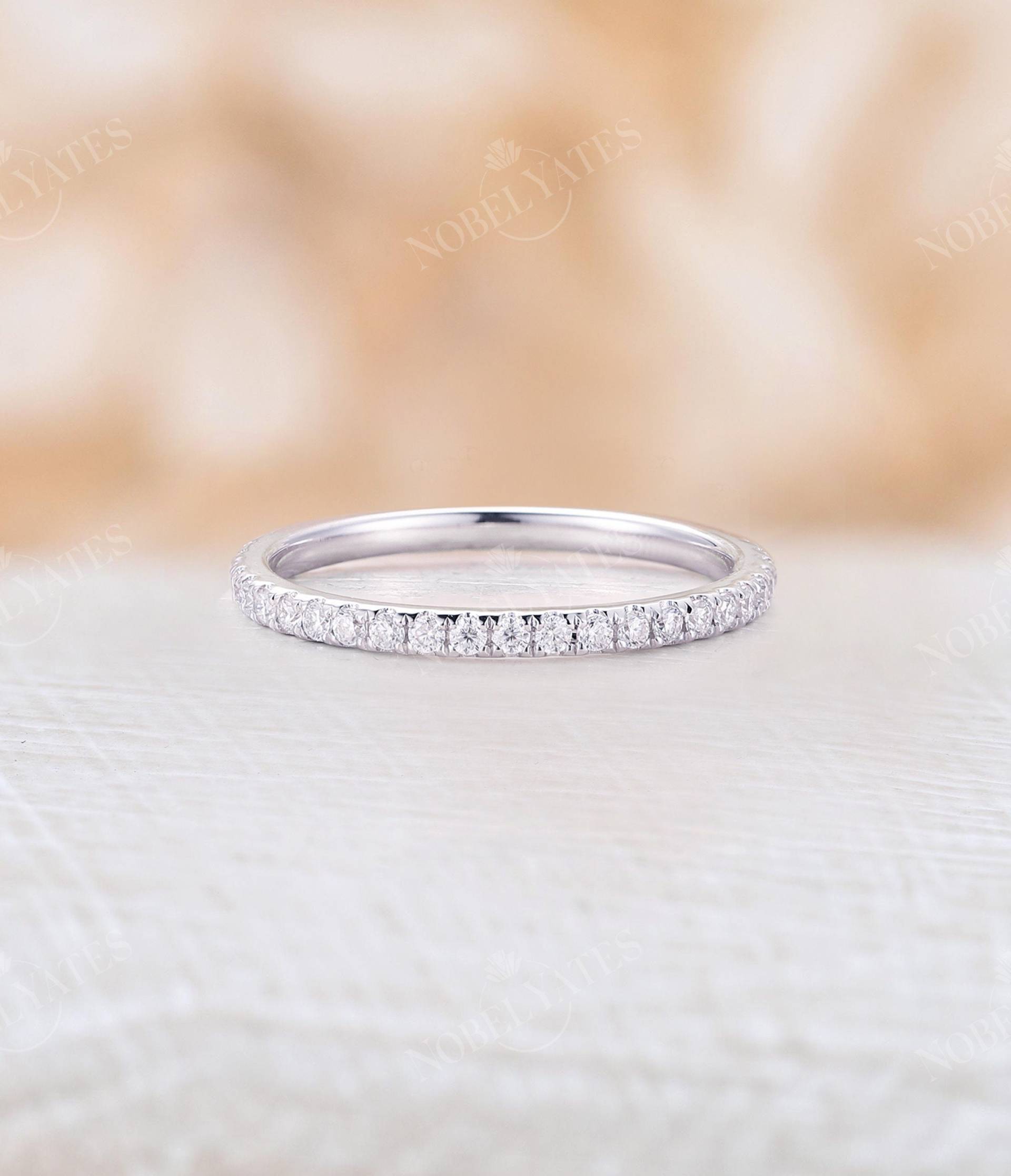 Diamant Ehering Zierlich Weißgold Moissanit Ring Eternity Band Zarte Micro Pave Brautschmuck Jahrestag Versprechen von NyFineJewelry