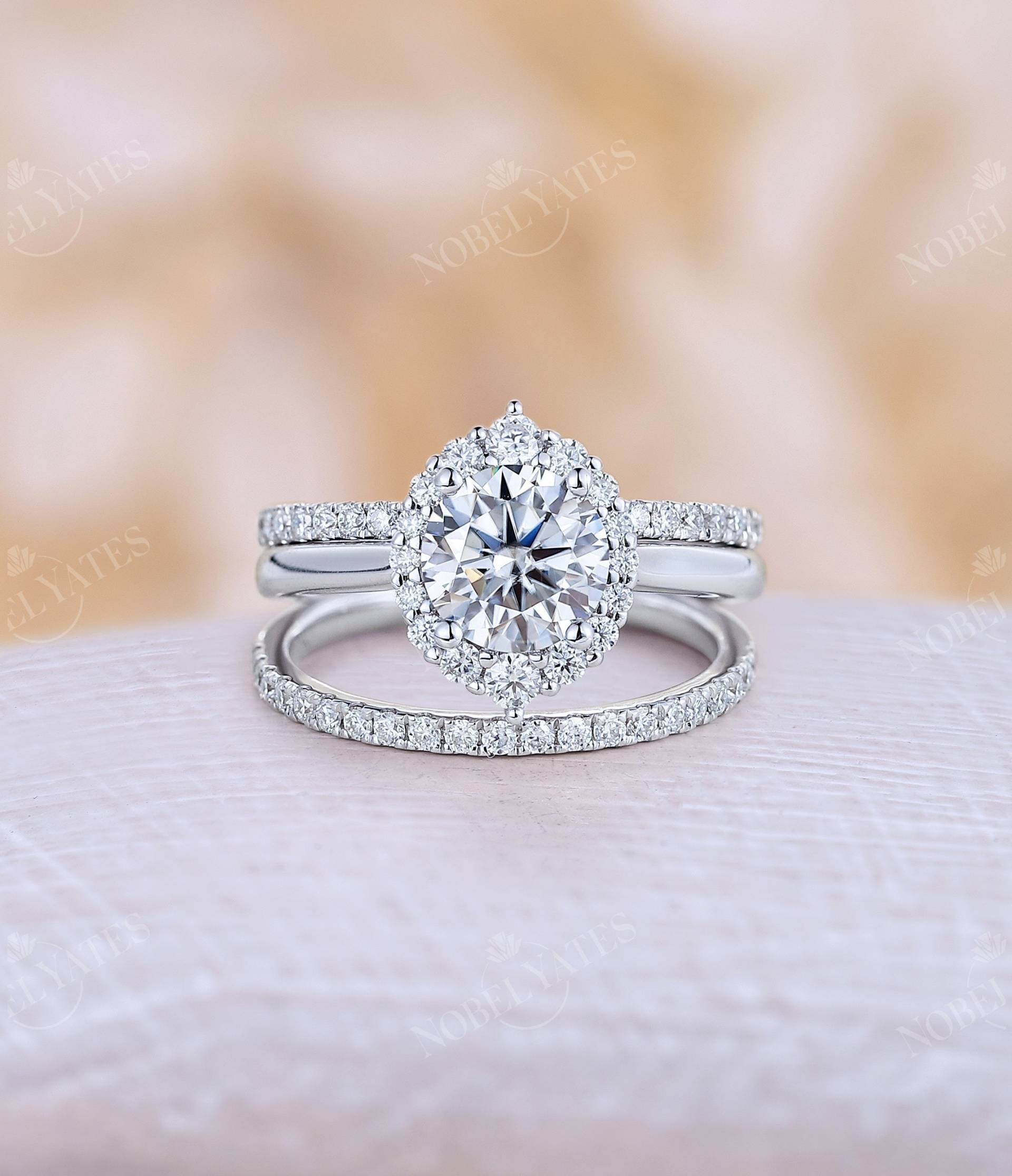 Drei Stück Moissanite Verlobungsring Brautring Halo Ring Weißgold Diamant Brautschmuck von NyFineJewelry