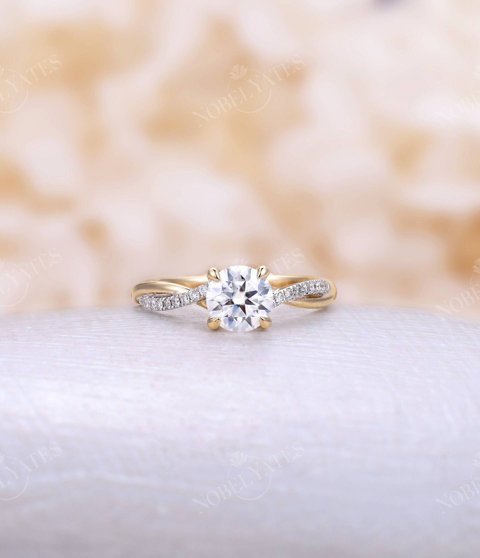 Für Immer Ein Runde Moissanit Verlobungsring Vintage Zwei Töne Gold Brautring Diamant Hochzeit Twisted Ring Einzigartiger Prong Jubiläumsring von NyFineJewelry