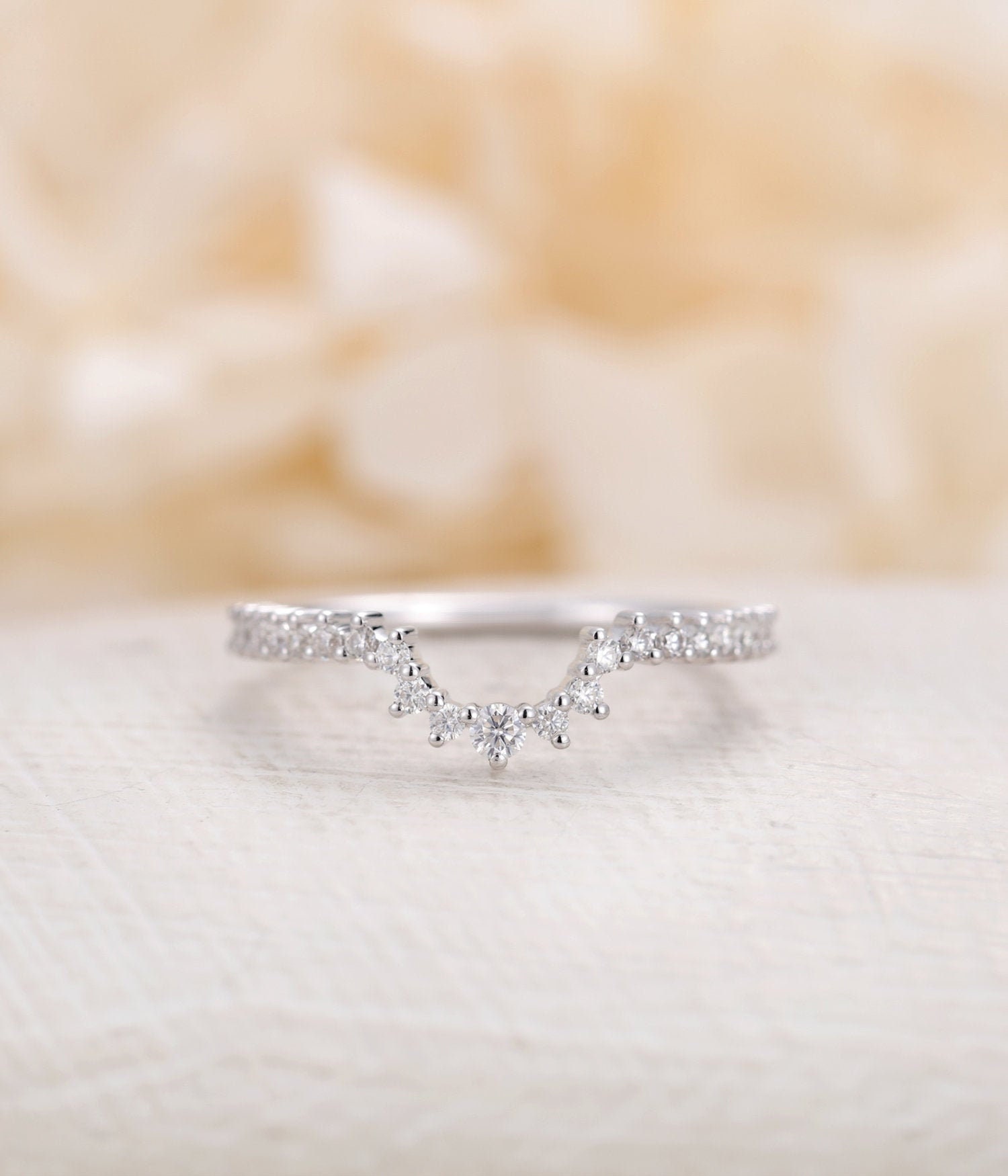 Geschwungener Diamant Ehering Vintage Weißgold Moissanit Unikat Art Deco Versprechen Jubiläum von NyFineJewelry