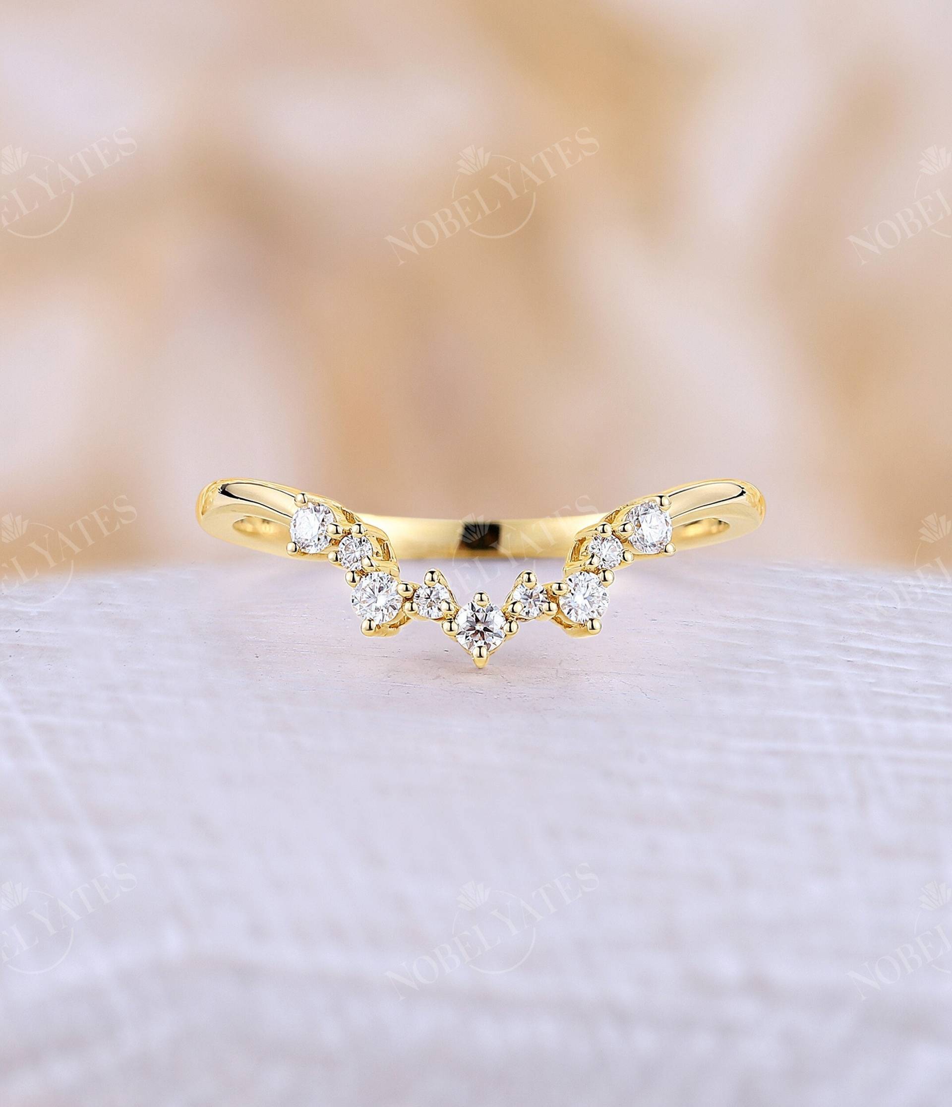 Geschwungener Ehering Moissanit Band Diamant Ring 14K Gelbgold Stacking Art Deco Brautring Versprechen von NyFineJewelry