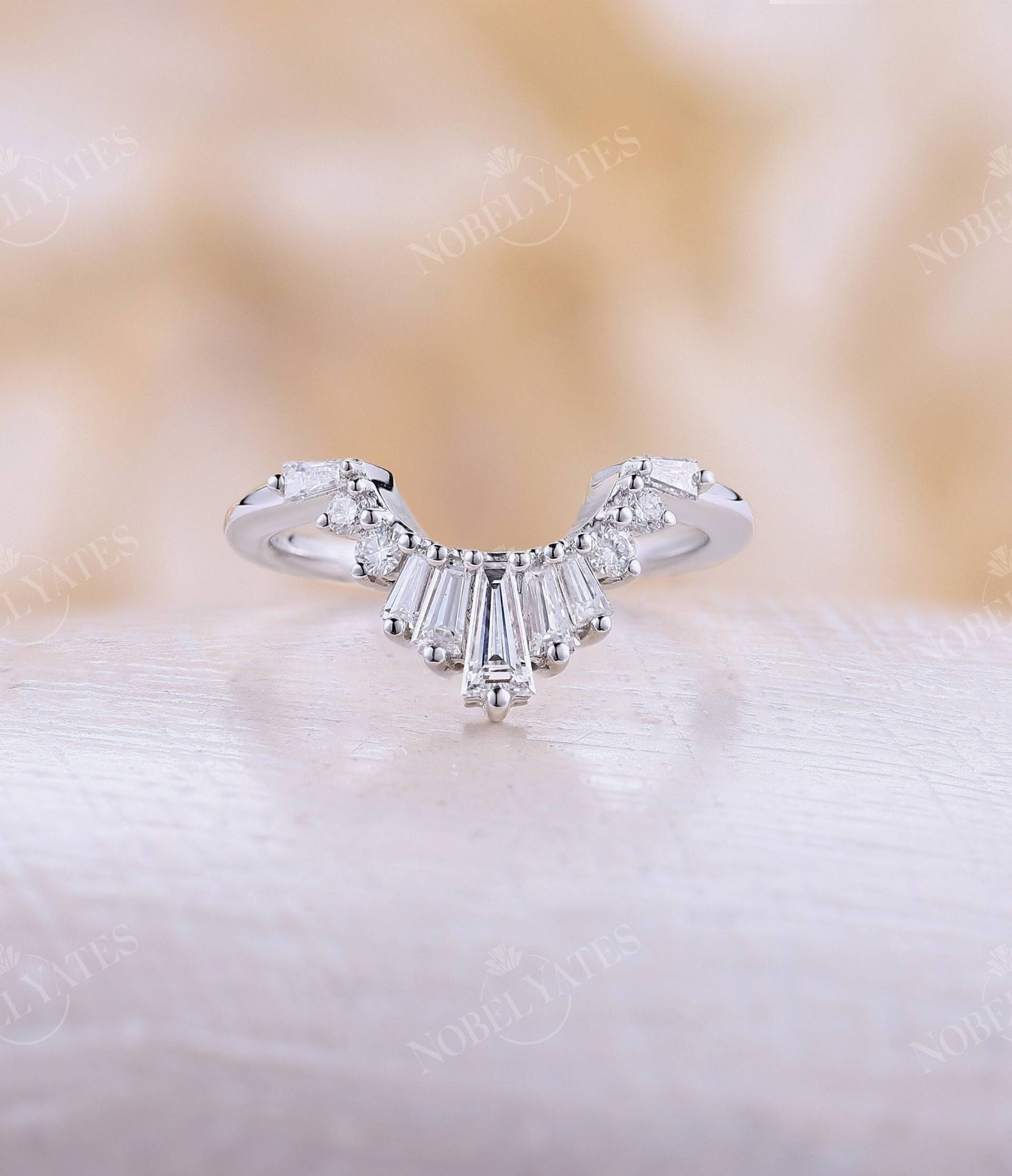 Geschwungener Trauring Baguettering Zirkonia Ring Prong Passend Stapelring Art-Deco-Ring Brautring Versprechen Geschwungener Trauring Baguettering Zirkonia Ring Prong Passend Stapelring Art-Deco-Ring Brautring Versprechen von NyFineJewelry