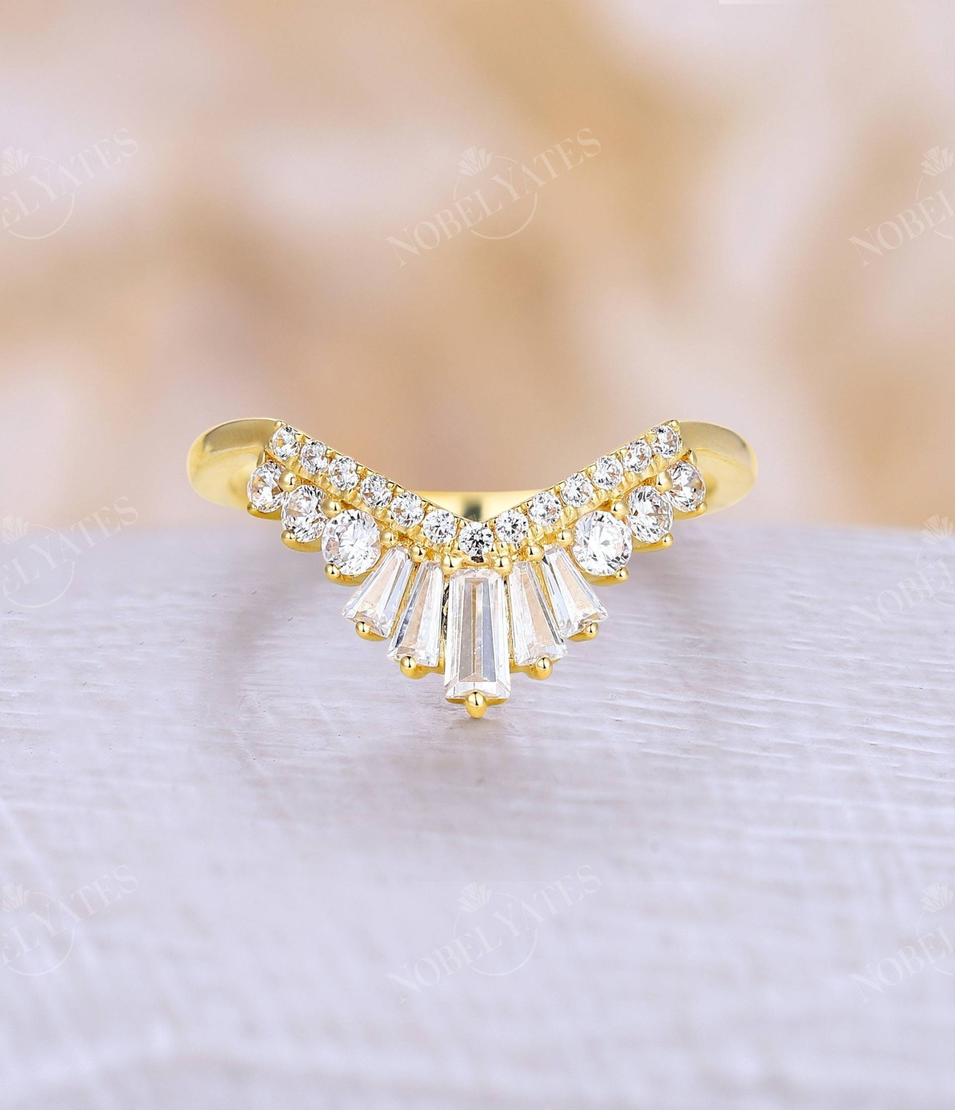 Geschwungener Trauring Baguetteschliff Zirkoniaring Gelbgoldring Zusteckring Art-Deco-Ring Brautring Geschwungener Trauring Baguetteschliff Zirkoniaring Gelbgoldring Zusteckring Art-Deco-Ring Brautring von NyFineJewelry
