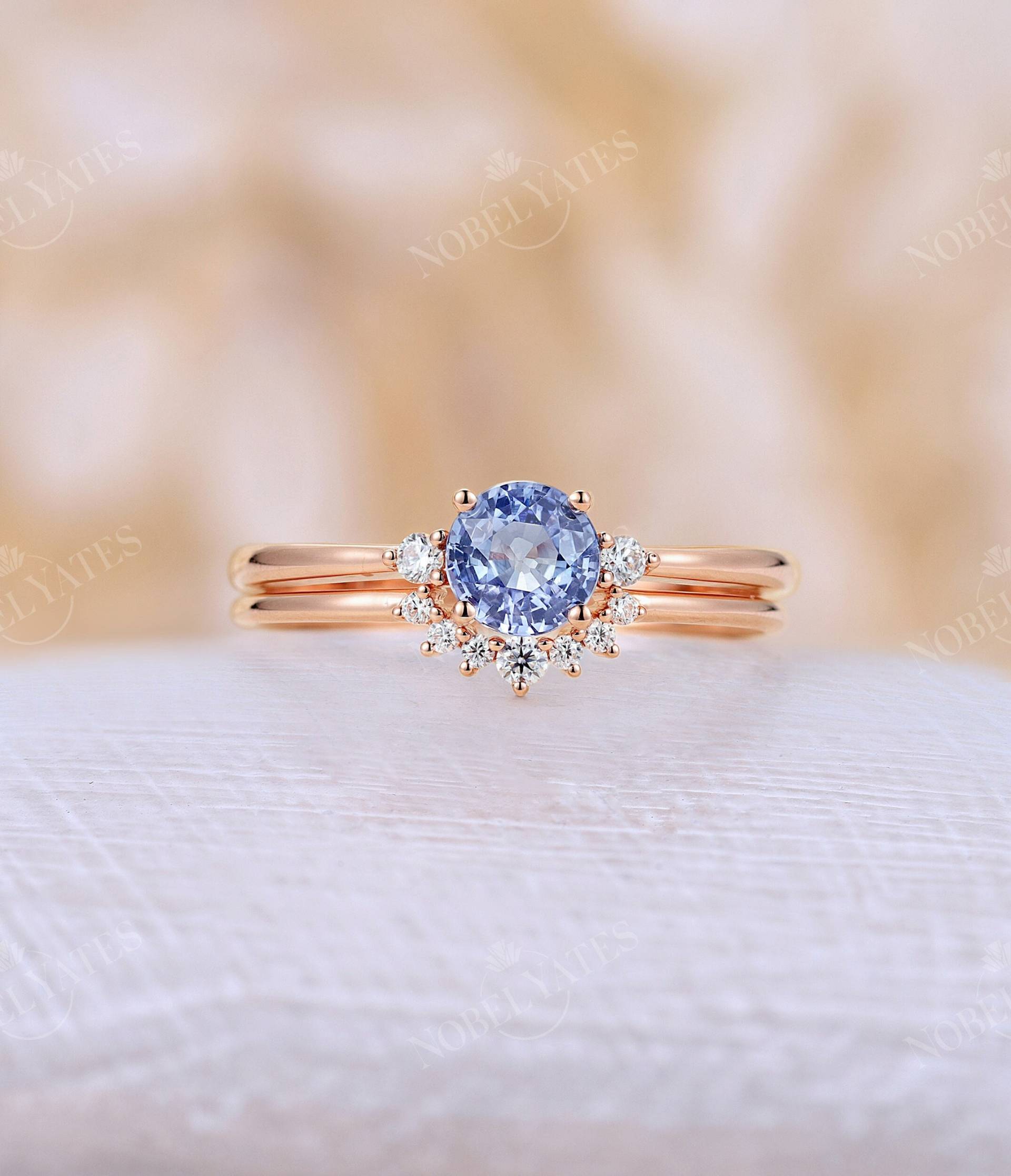 Labradorit Kornblume Saphir Verlobungsring Set Runde Blau Rosegold Ring Stapeln Passenden Band Diamant Moissanite Braut von NyFineJewelry