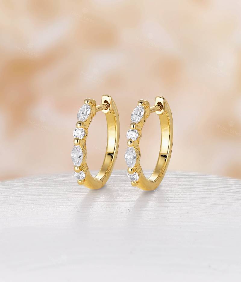 Moderne Creolen, 14K 18K Gelbgold Ohrringe, Einzigartige Moissanite Zarte Huggie Handgemachtes Geschenk Für Sie von NyFineJewelry