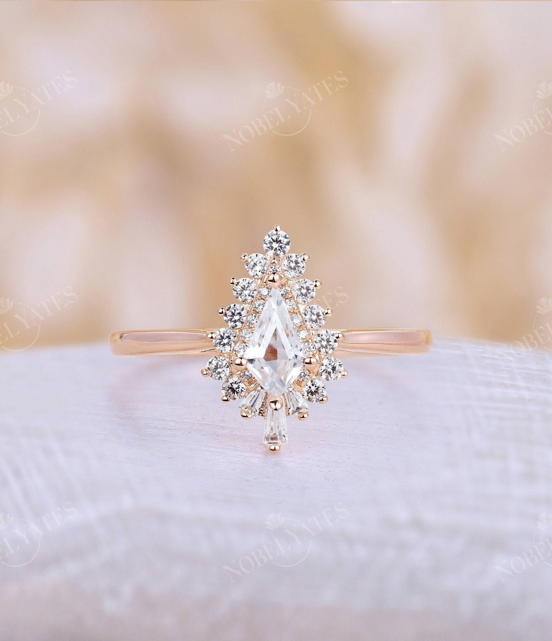 Moissanite Verlobungsring Halo Ring Drachenform Diamant Cz Unikatring Vintage Roségold Jubiläumsring von NyFineJewelry