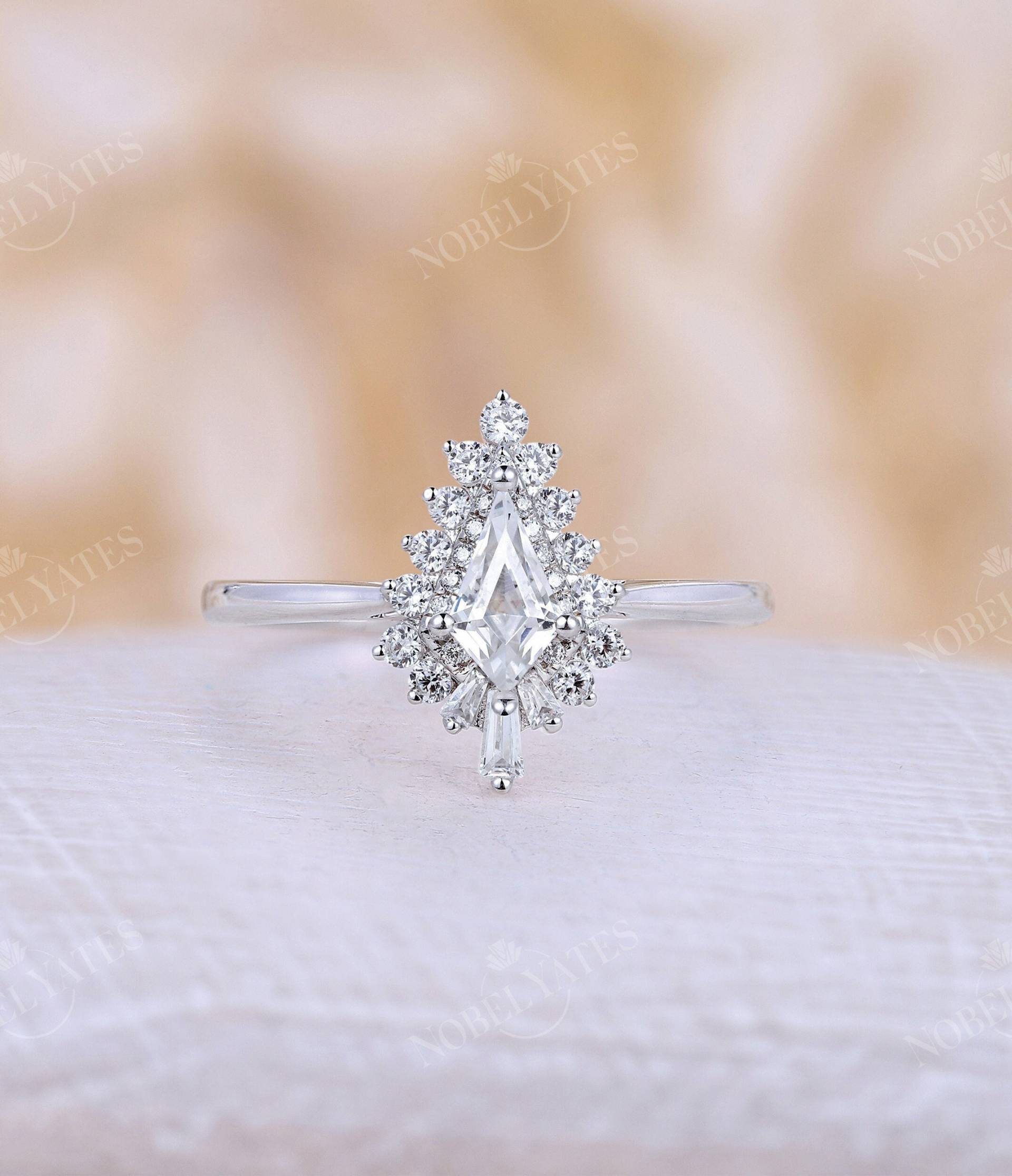 Moissanite Verlobungsring Halo Ring Drachenform Moissanit Diamant Cz Unikatring Vintage Weissgoldring Jubiläumsring von NyFineJewelry