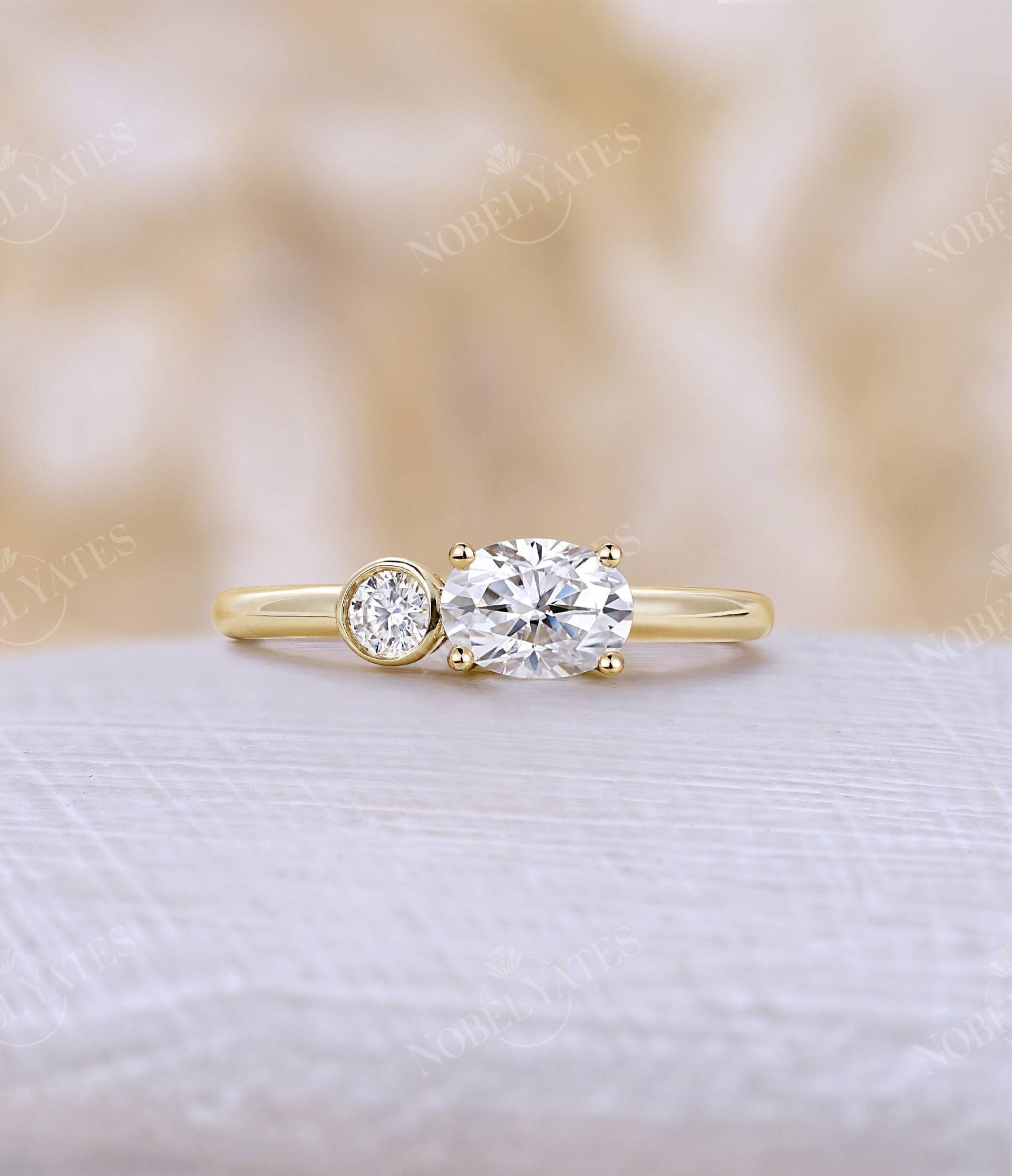 Moissanite Verlobungsring Ovalschliff Ring Mit Zwei Steinen Vintage Lünette Gelbgold Art-Deco-Ring Diamantring Jubiläumsring von NyFineJewelry