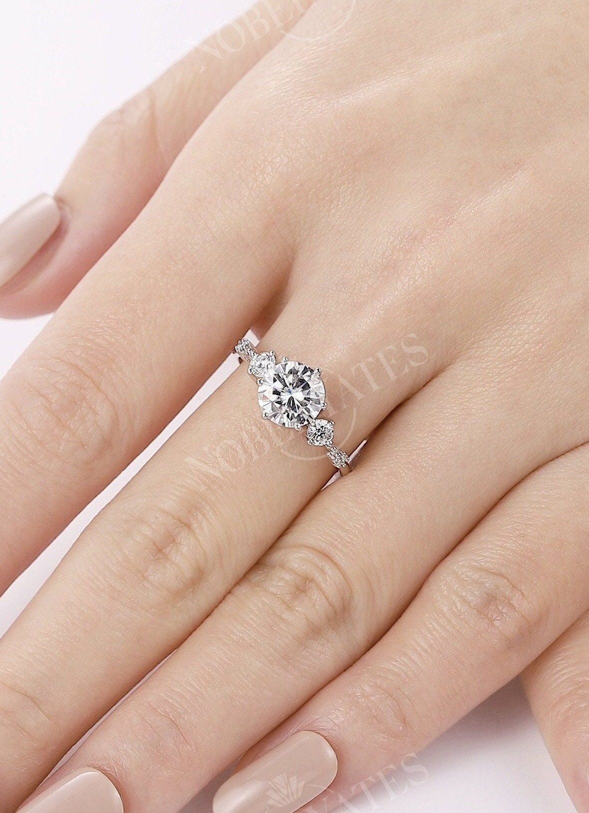 Moissanite Verlobungsring Rundschliff Ring Prong Diamantring Weißgold Vintage Art-Deco-Ring Jahrestag Versprechen von NyFineJewelry