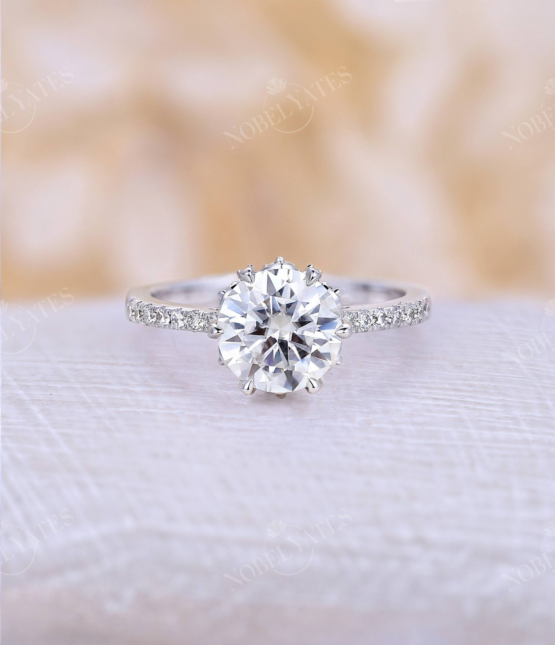 Moissanite Verlobungsring Rundschliff Ring Versteckter Heiligenschein Diamantring Weißgoldring Halbe Ewigkeit Vintage Art-Deco-Jubiläumsring von NyFineJewelry