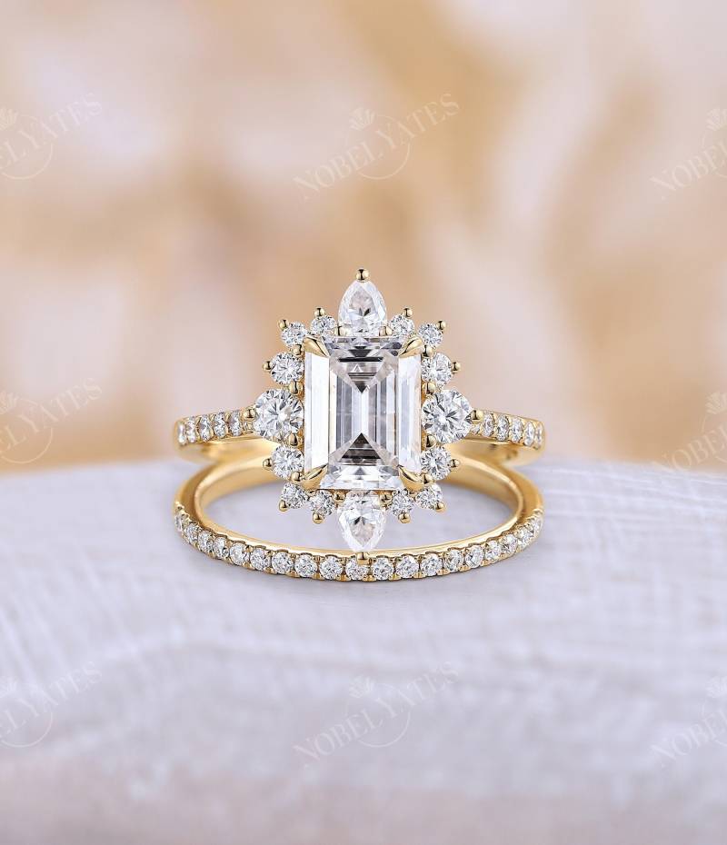 Einzigartiger Moissanit-Verlobungsring Im Smaragdschliff, 14K Gold Halo-Ring Mit Halber Ewigkeit Ehering, Stapelbarer Passender Brautring von NyFineJewelry