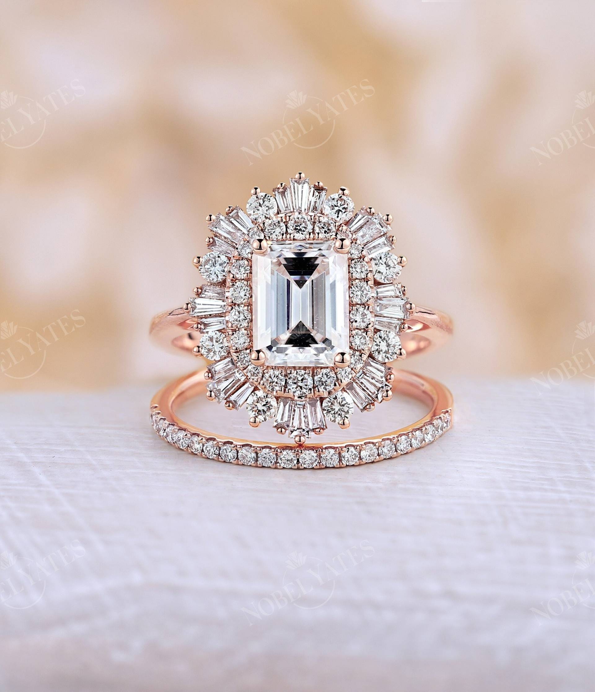 Moissanite Verlobungsring Set Smaragdschliff Ring Diamantring Zirkonia Halbe Ewigkeit Halo Rosegold Gerades Band Brautring von NyFineJewelry