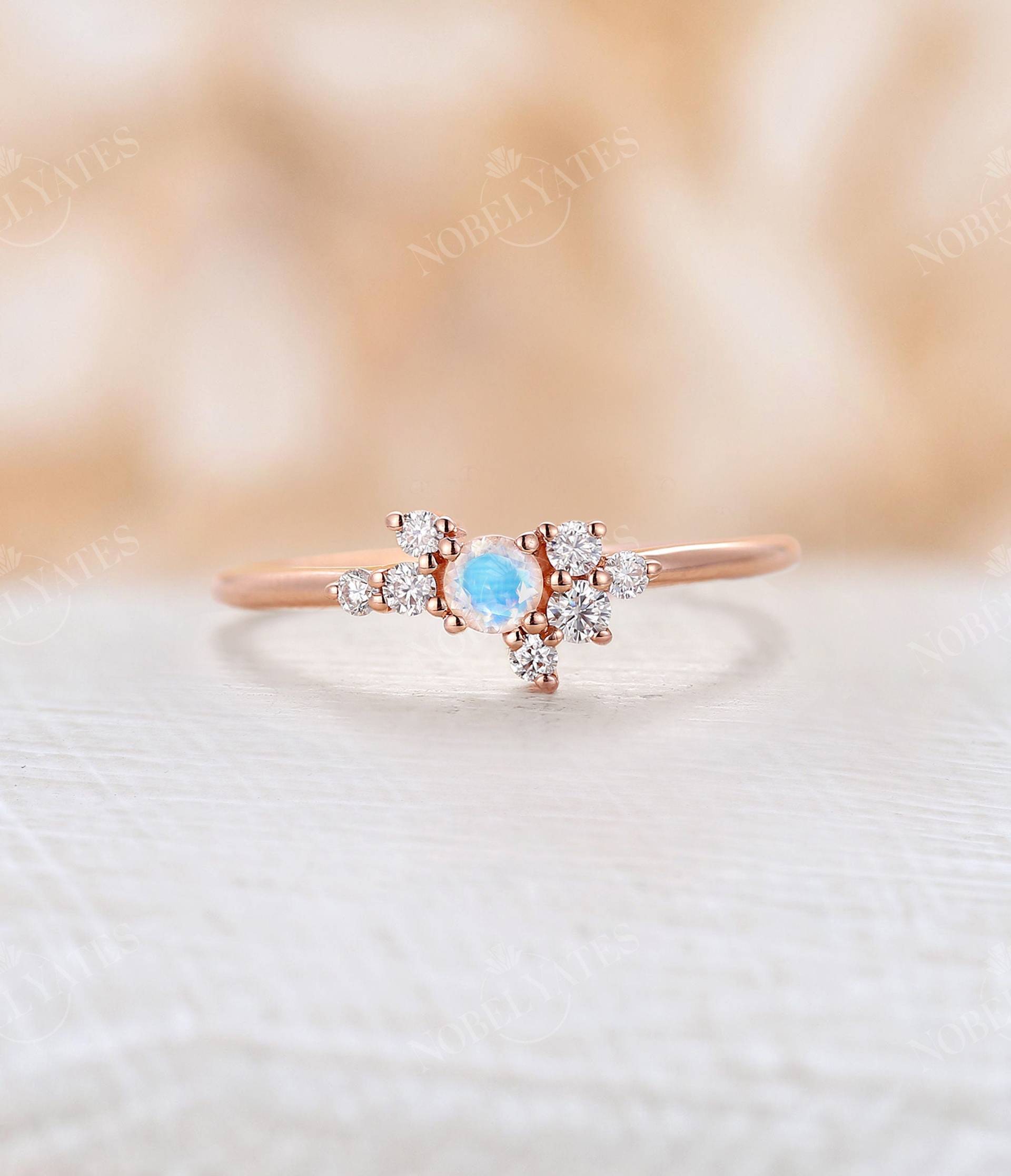 Mondstein Verlobungsring Roségold Ring Schlichter Moissanit Cluster Hochzeit Brautring Zierlich Multistein Versprechen Jubiläumsring von NyFineJewelry