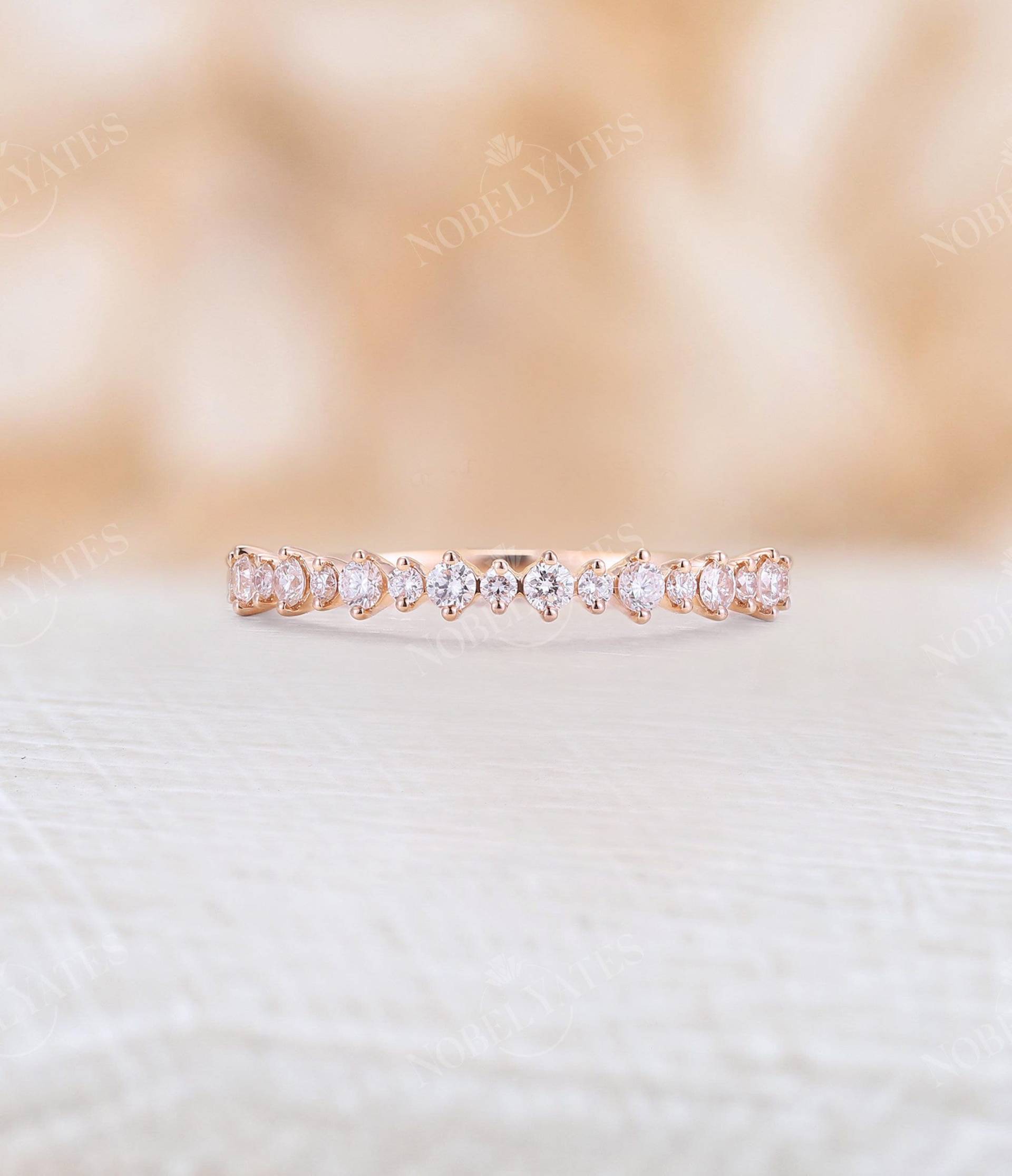 Natürlicher Diamant Ehering Art-Deco-Eternity Moissanit Ring Roségold Stapeln Passendes Band Zierlicher Jubiläumsring von NyFineJewelry