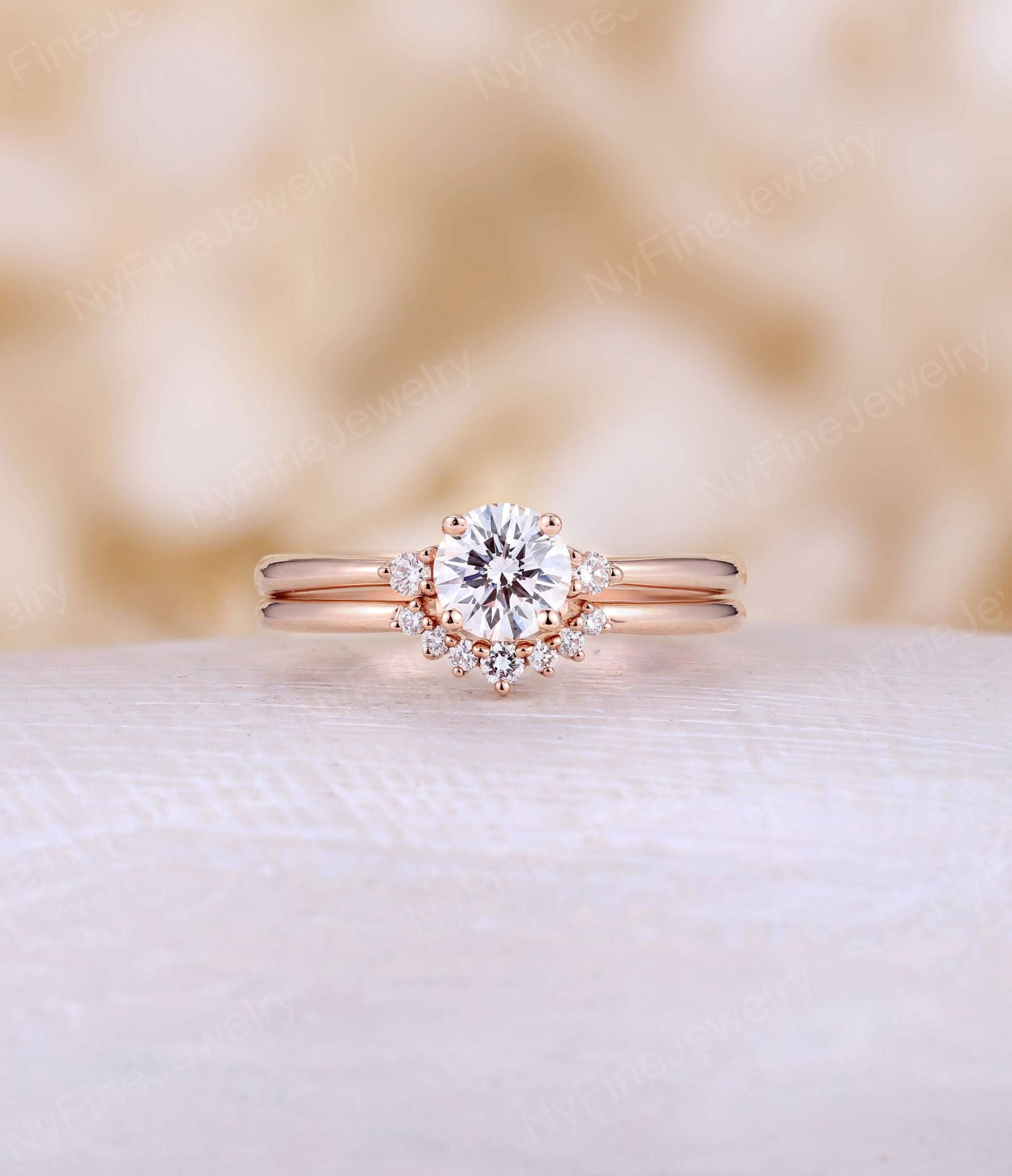 Natürlicher Diamant-Verlobungsring-Set Rundschliff Rosegold Drei Steine Ring-Set Hochzeit Prong Ring Gebogenes Band Braut-Set Jubiläum von NyFineJewelry