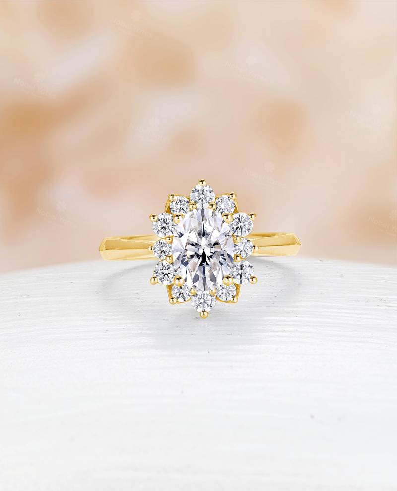 Naturinspirierter Labor Diamant Verlobungsring, Floral Design Single Halo Ring, Handgemachter Solid Goldring, Benutzerdefinierter Vorschlag Ring von NyFineJewelry