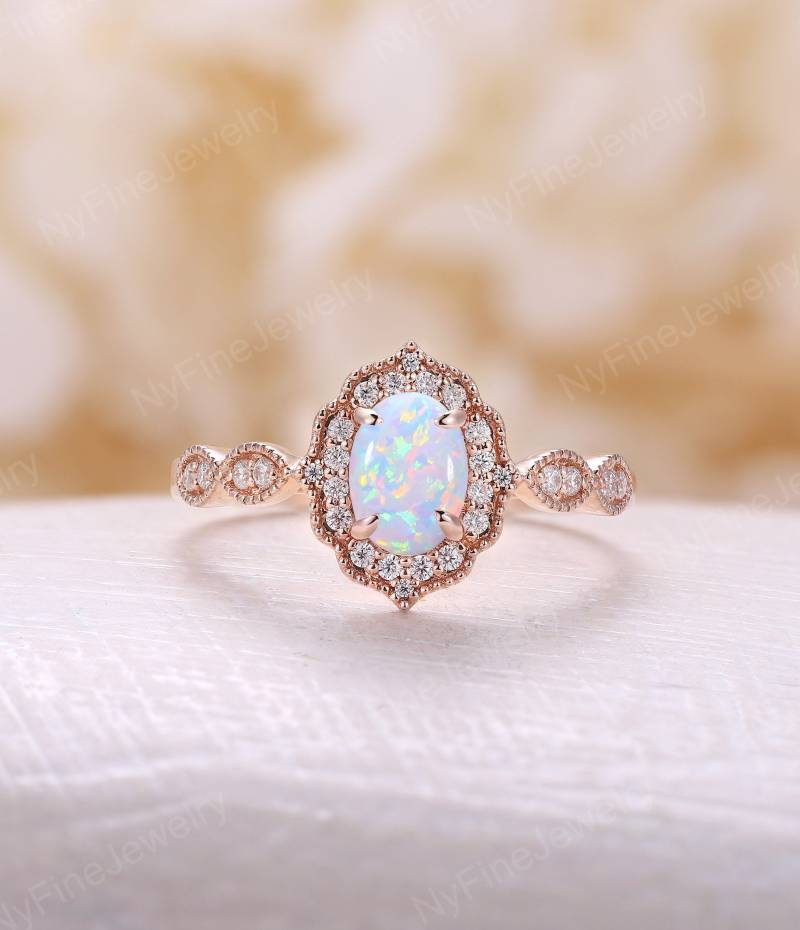 Oval Lab Opal Verlobungsring Roségold Vintage Brautring Antiker Diamant Halo Ehering Einzigartiges Versprechen Jahrestag Ring von NyFineJewelry