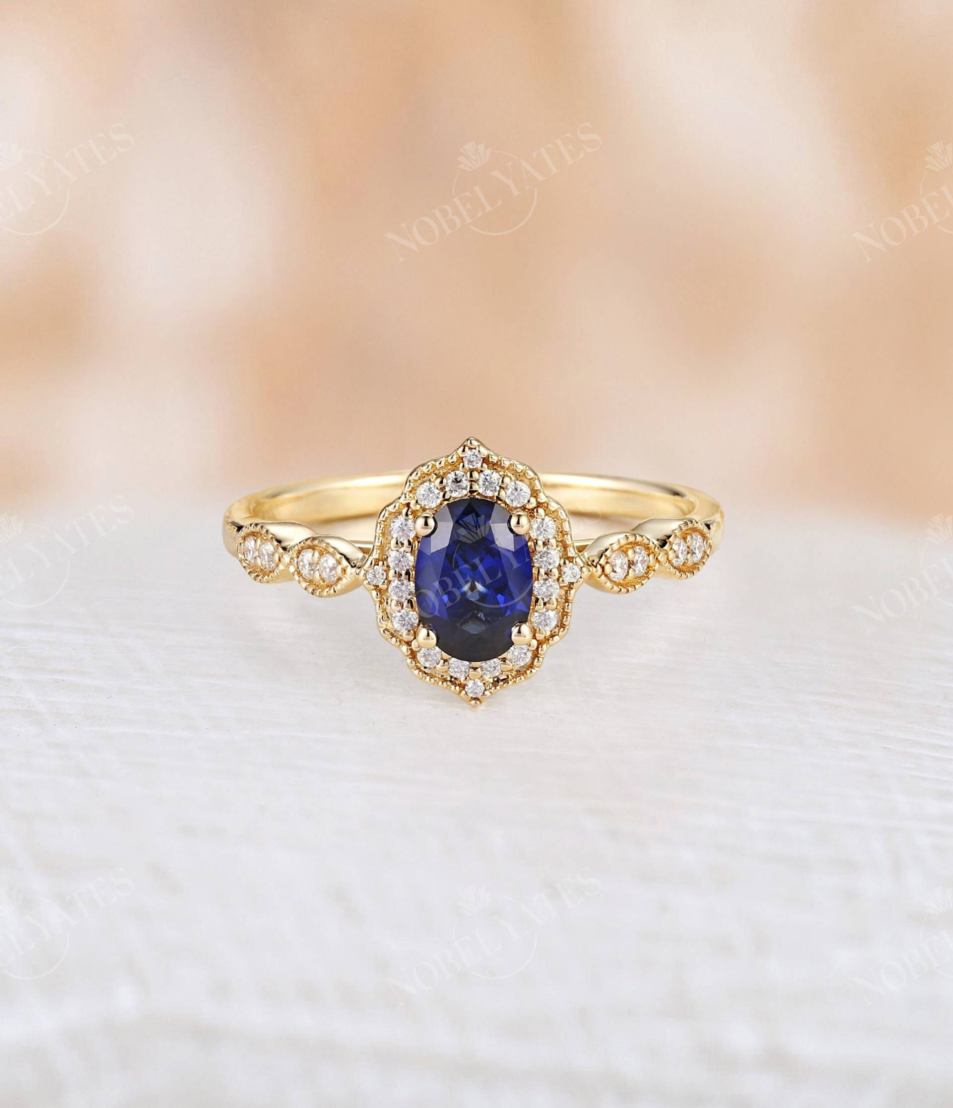 Oval Lab Sapphire Verlobungsring Vintage Gelbgold Moissanite Halo Brautring Antik Milgrain Versprechen Jubiläumsring von NyFineJewelry