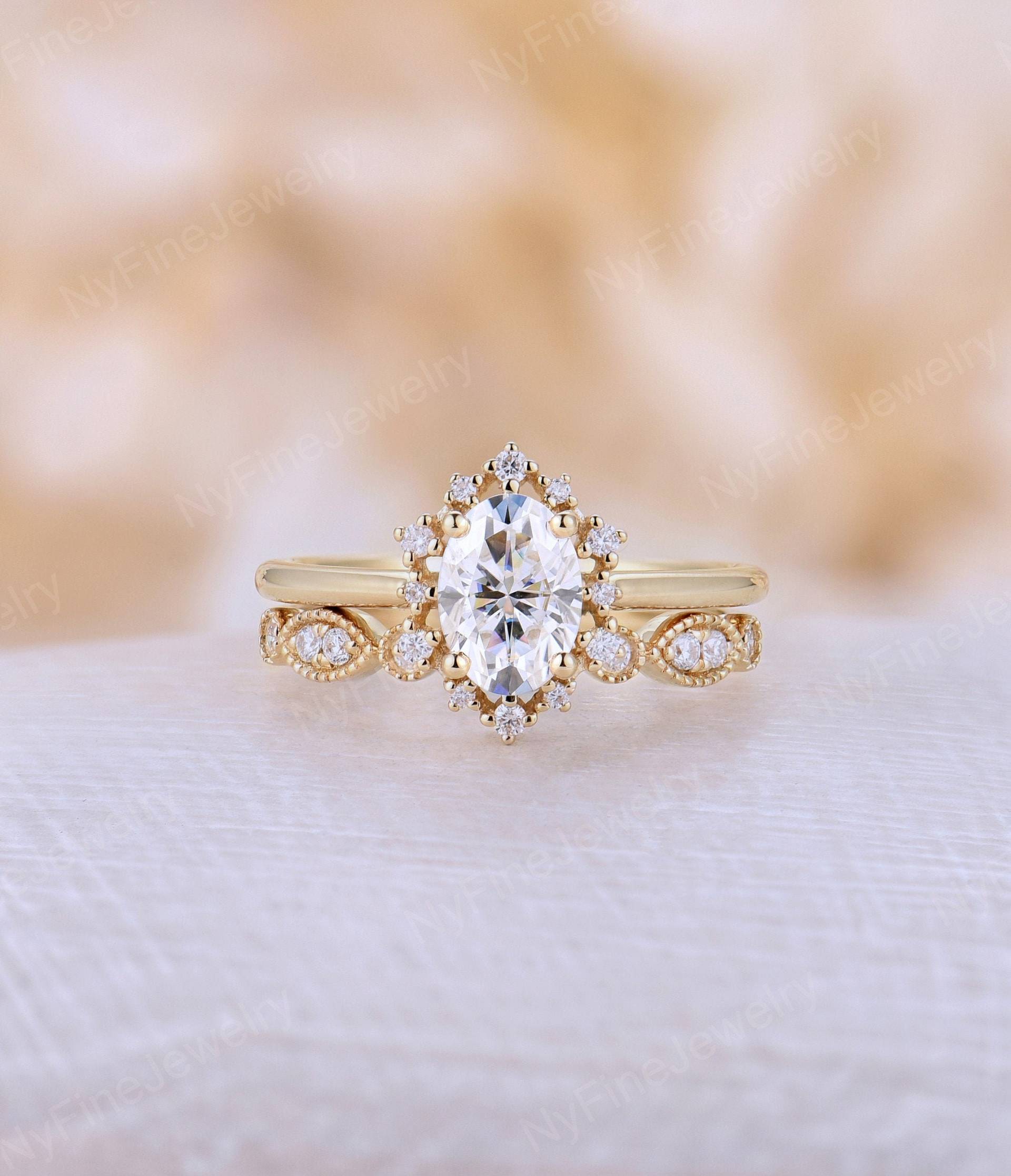 Oval Moissanit Verlobungsring Set Gelbgold Vintage Ring Antik Diamant Halo Milgrain Hochzeitsband Braut Jubiläumsring von NyFineJewelry