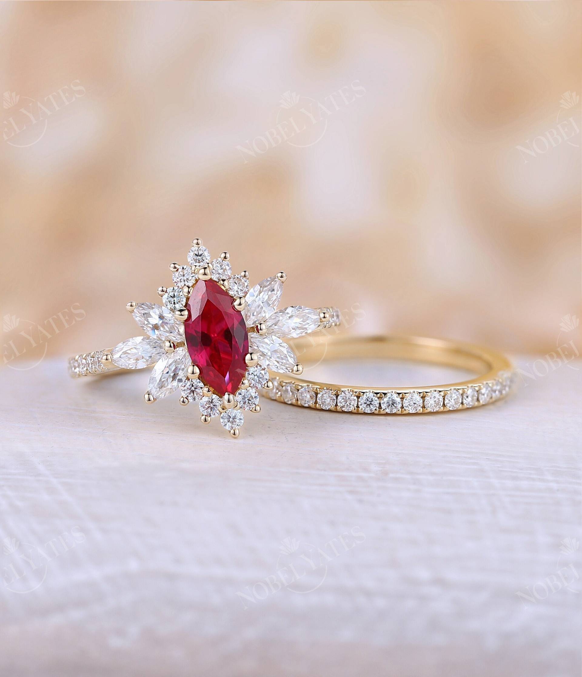 Rubin Verlobungsring Set Marquiseschliff Ring Unikat Goldring Halo Vintage Prong Moissanit Diamantring von NyFineJewelry