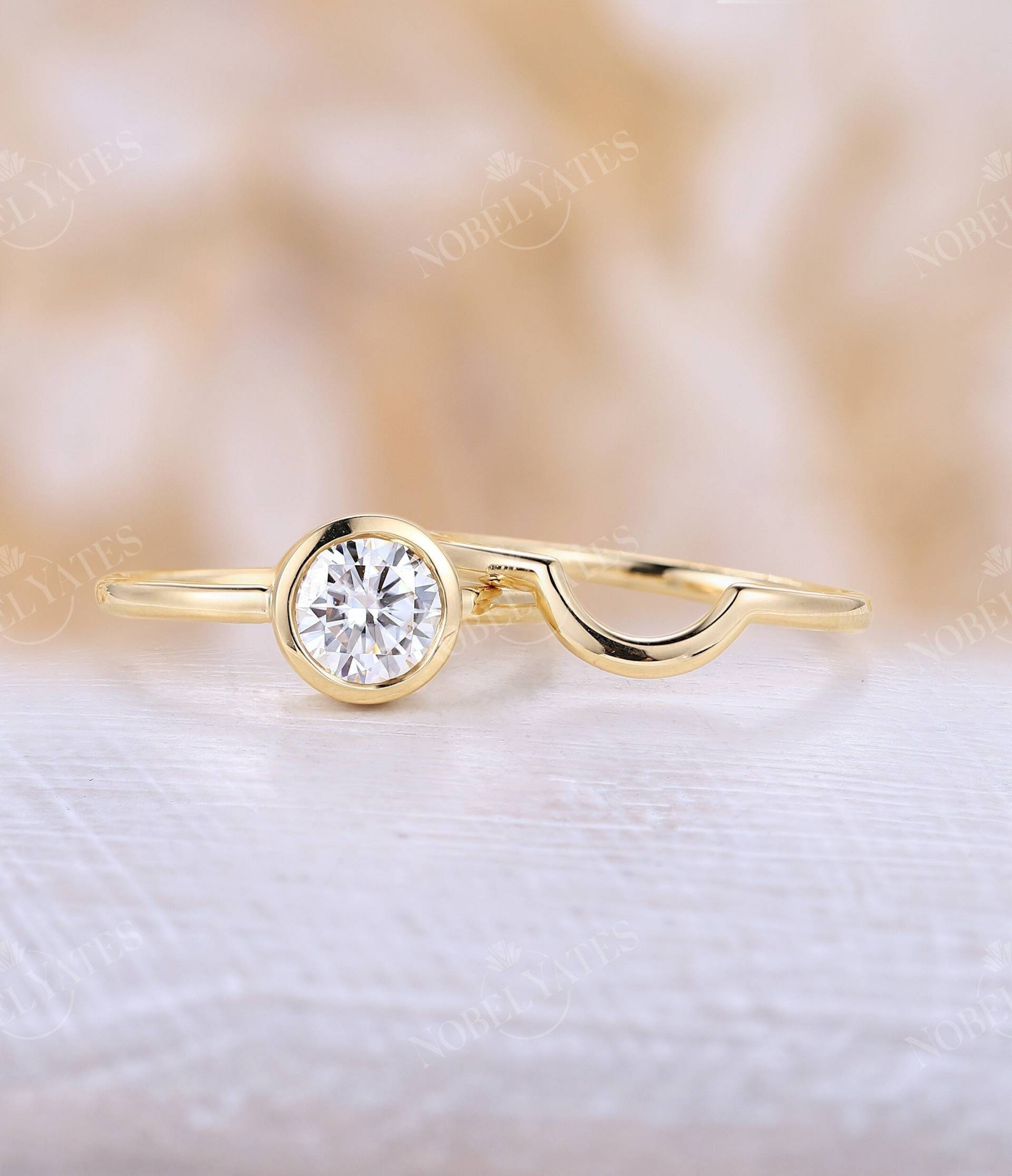 Rund Geschnittenes Moissanit Verlobungsring Set Bezelring Gelbgold Ring Solitärring Schlicht Geschwungener Ehering Braut Jahrestagsring von NyFineJewelry