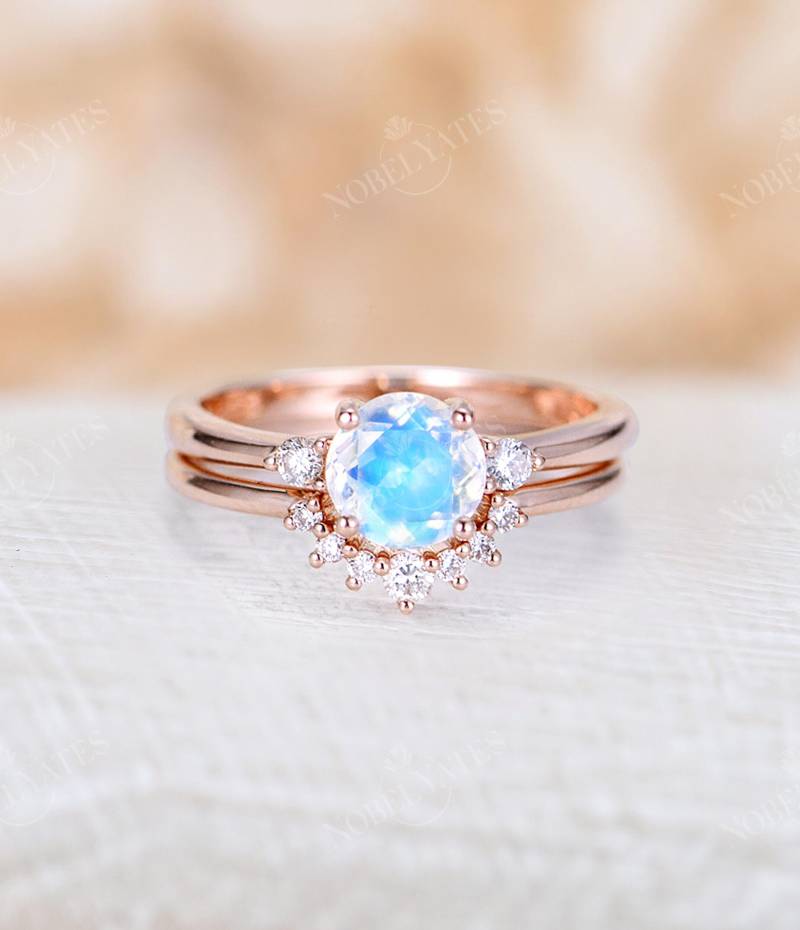 Runder Mondstein Verlobungsring Set Roségold Ring Vintage Geschwungene Drei Steine Diamant Ehering Stapeln Passend Zum Braut Jahrestag von NyFineJewelry