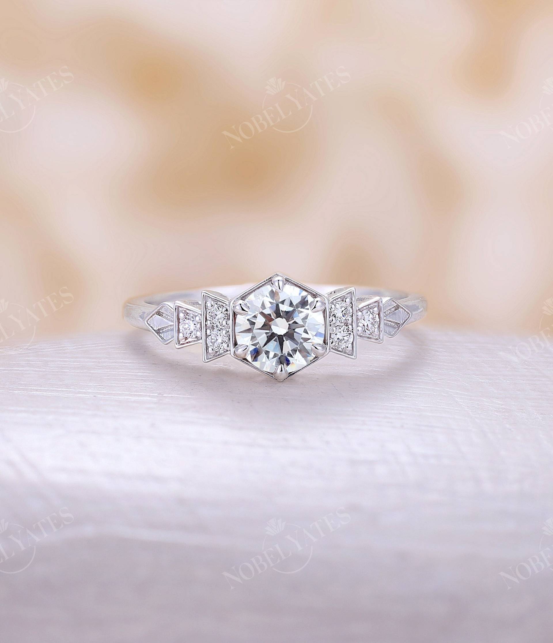 Rundschliff Moissanite Verlobungsring Vintage Ring Einzigartige Art-Deco-Weißgold Solide Krappen Natürlicher Diamantring Braut Jahrestag von NyFineJewelry