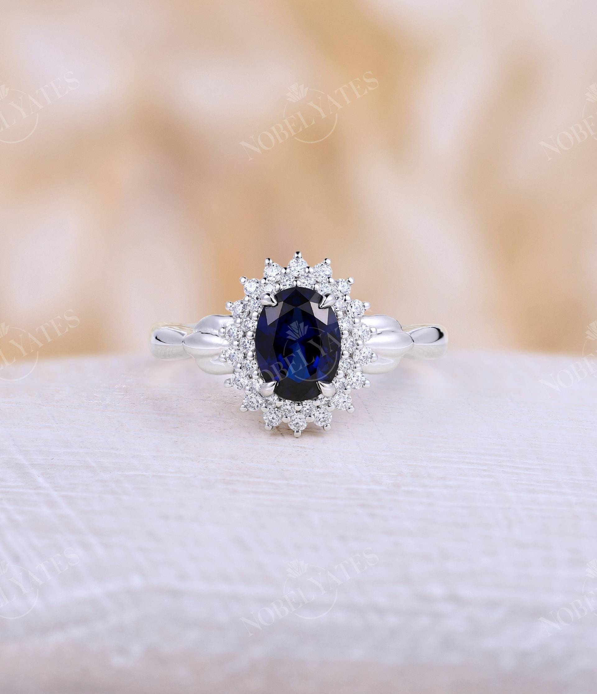 Saphirring Halo Verlobungsring Weißgold Vintage Ring Blauer Saphir Art Deco Moissanit Diamant Jubiläumsring von NyFineJewelry