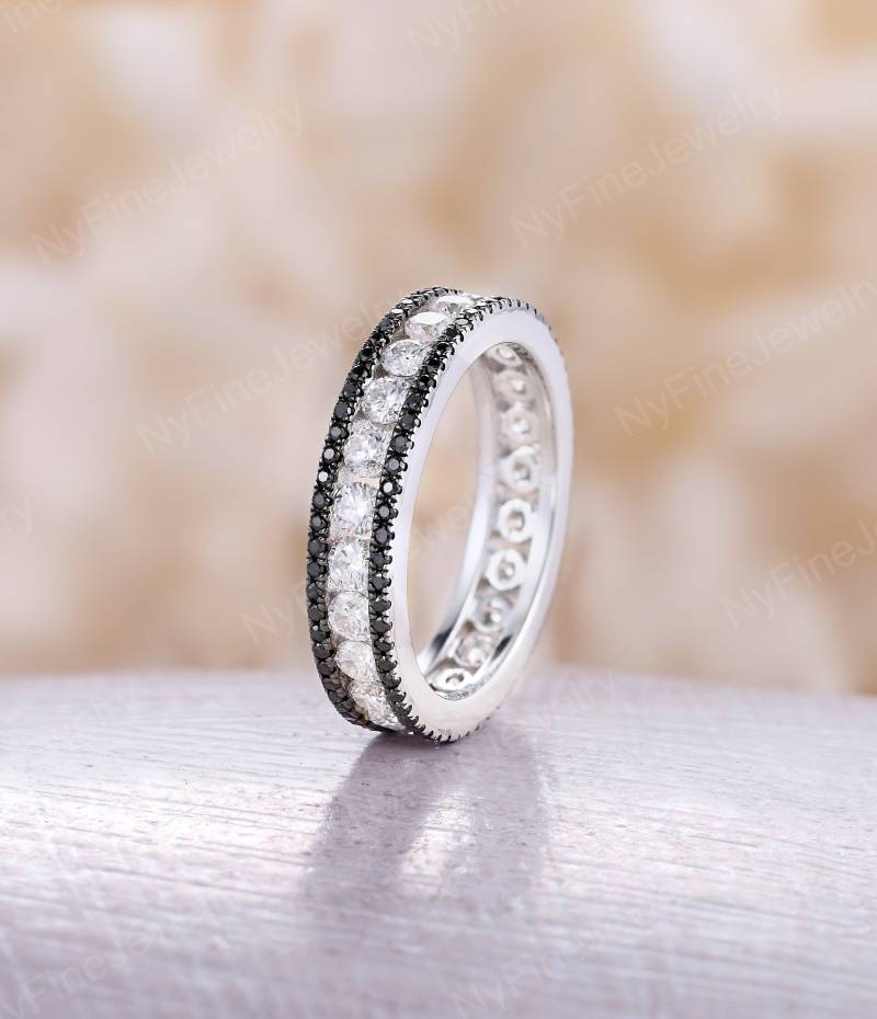 Schwarzer Diamant Ehering, Weißgold Voller Eternity Moissanit Art-Deco-Unikat Unendlichkeit Brautring Jahrestag Versprechen Ring von NyFineJewelry
