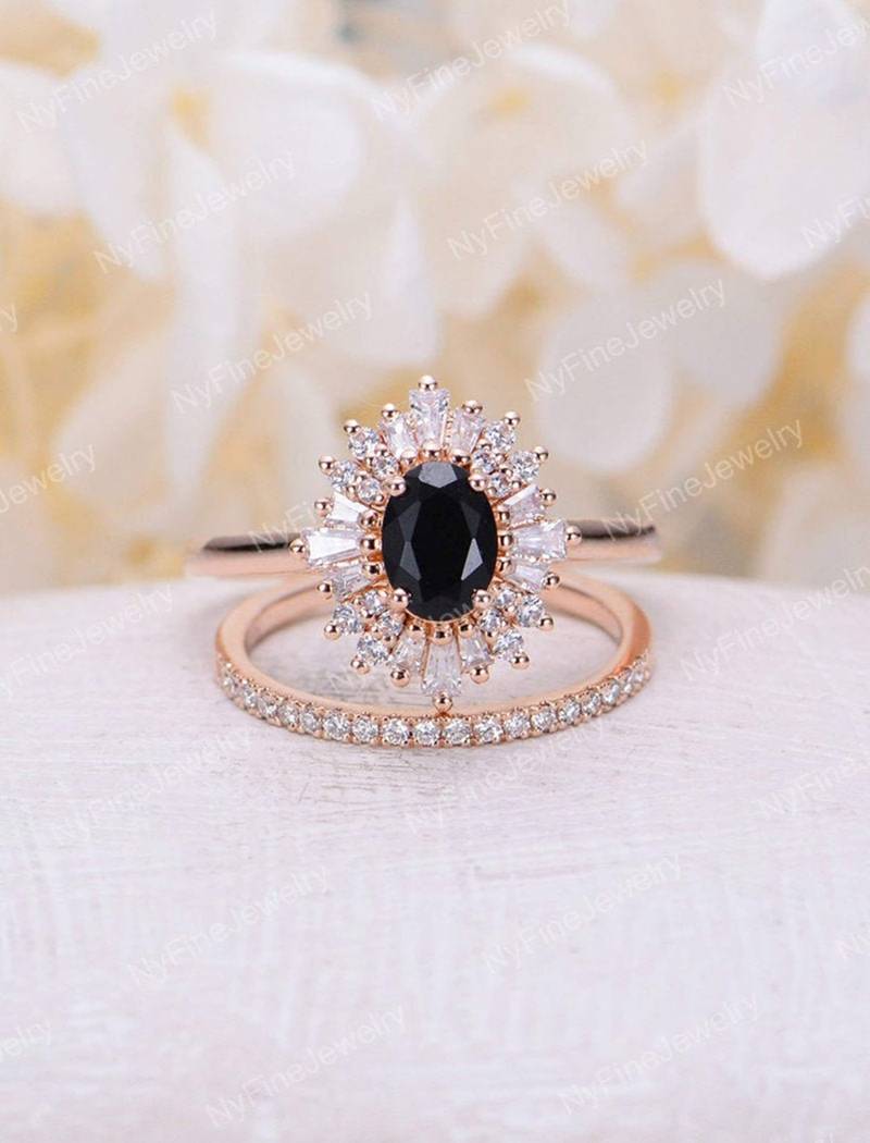 Schwarzer Onyx Verlobungsring Set Vintage Ring Ovalschliff Roségold Baguette Doppel Halo Diamantring Gerader Ehering Jubiläumsring von NyFineJewelry
