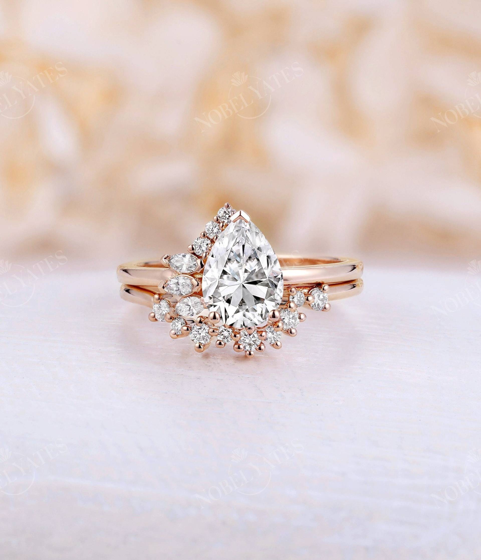 Vintage Birne Geschnitten Moissanite Verlobungsring Set Art-Deco-Rosengold-Band Antike Diamant-Cluster-Brautset Hochzeitstag Versprechen Ring von NyFineJewelry