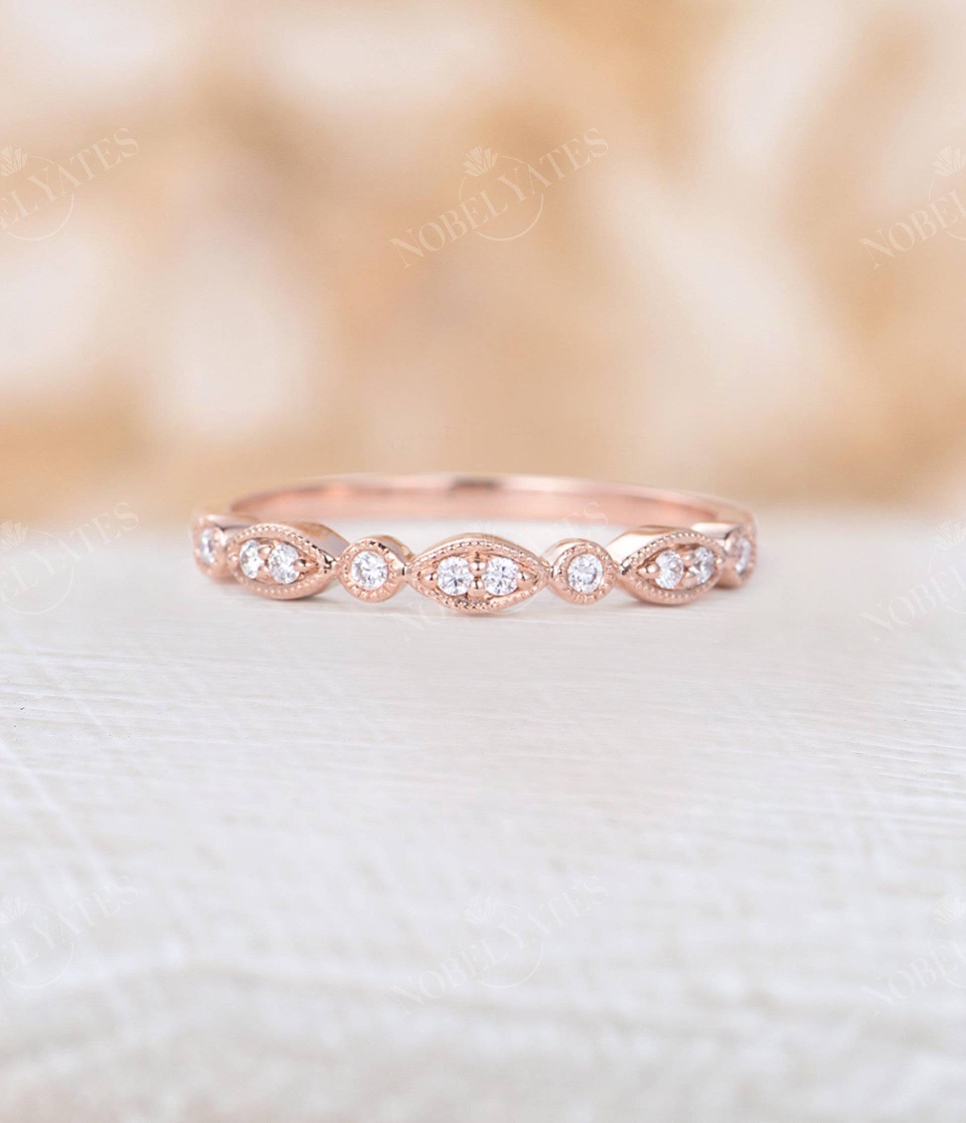 Vintage Diamant Ehering Roségold Art Deco Moissanit Marquise Ring Halb Eternity Band Zierlich Milgrain Stapelband Versprechensring von NyFineJewelry