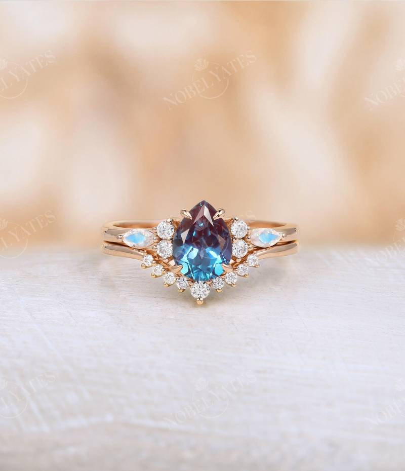 Vintage Lab Alexandrit Verlobungsring Set Art Deco Birnenförmiger Roségold Ring Diamant Cluster Geschwungenes Passendes Band Hochzeit Braut von NyFineJewelry