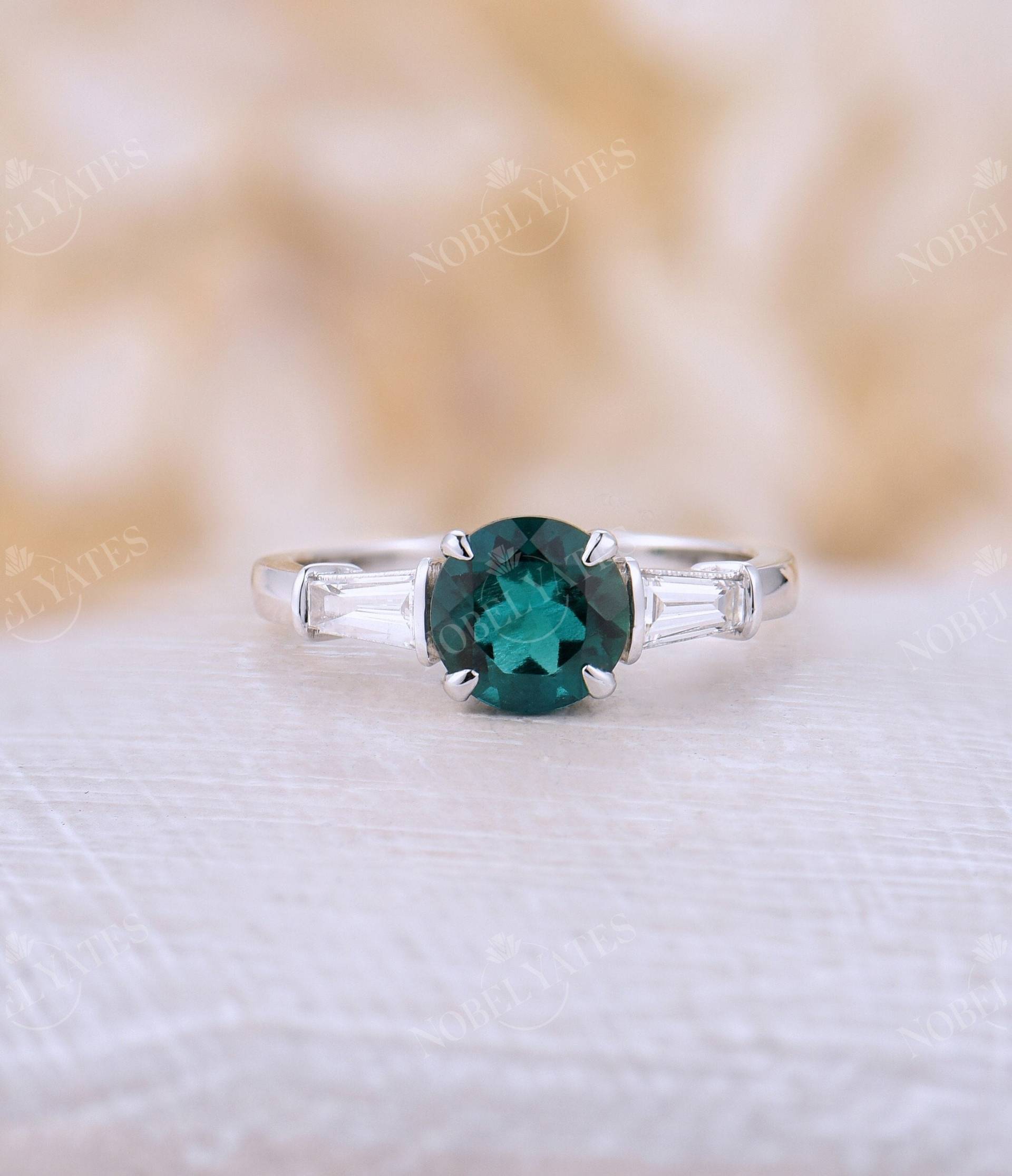 Vintage Lab Smaragd Verlobungsring Runde Form Ring Baguette Diamant Weißgold Drei Stein Prong Jubiläumsring Versprechen Vintage Lab Smaragd Verlobungsring Runde Form Ring Baguette Diamant Weißgold Drei Stein Prong Jubiläumsring Versprechen von NyFineJewelry