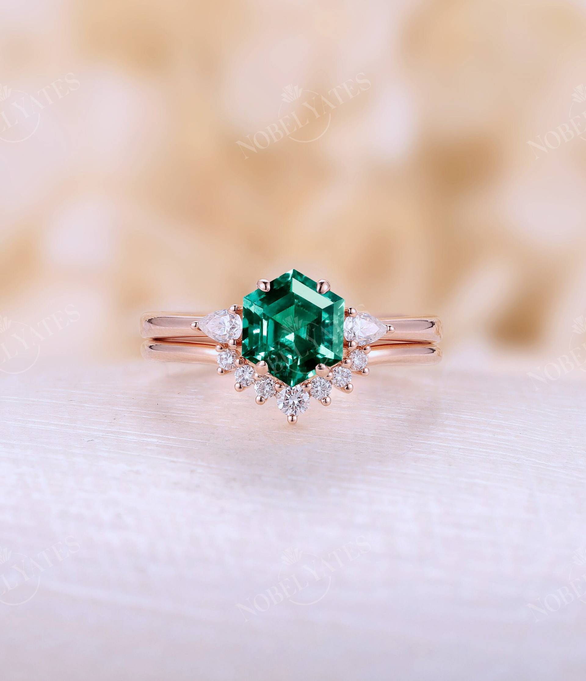Vintage Lab Smaragd Verlobungsring Set Art-Deco-Sechseckschliff Braut Rosegold Diamant Drei Steine Passende Band Versprechen Jahrestag von NyFineJewelry