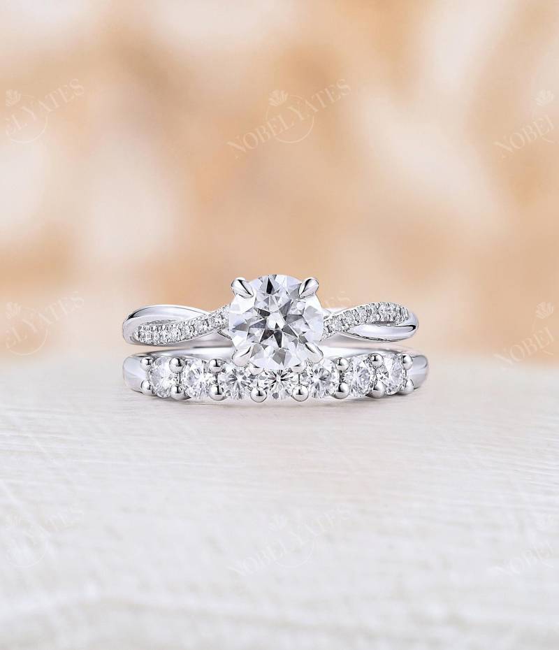 Vintage-Moissanit-Verlobungsring-Set Aus Weißgold, Einzigartiger Gedrehter Ehering, Passender Halb-Ewigkeitsring, Braut-Set, Jubiläumsring von NyFineJewelry