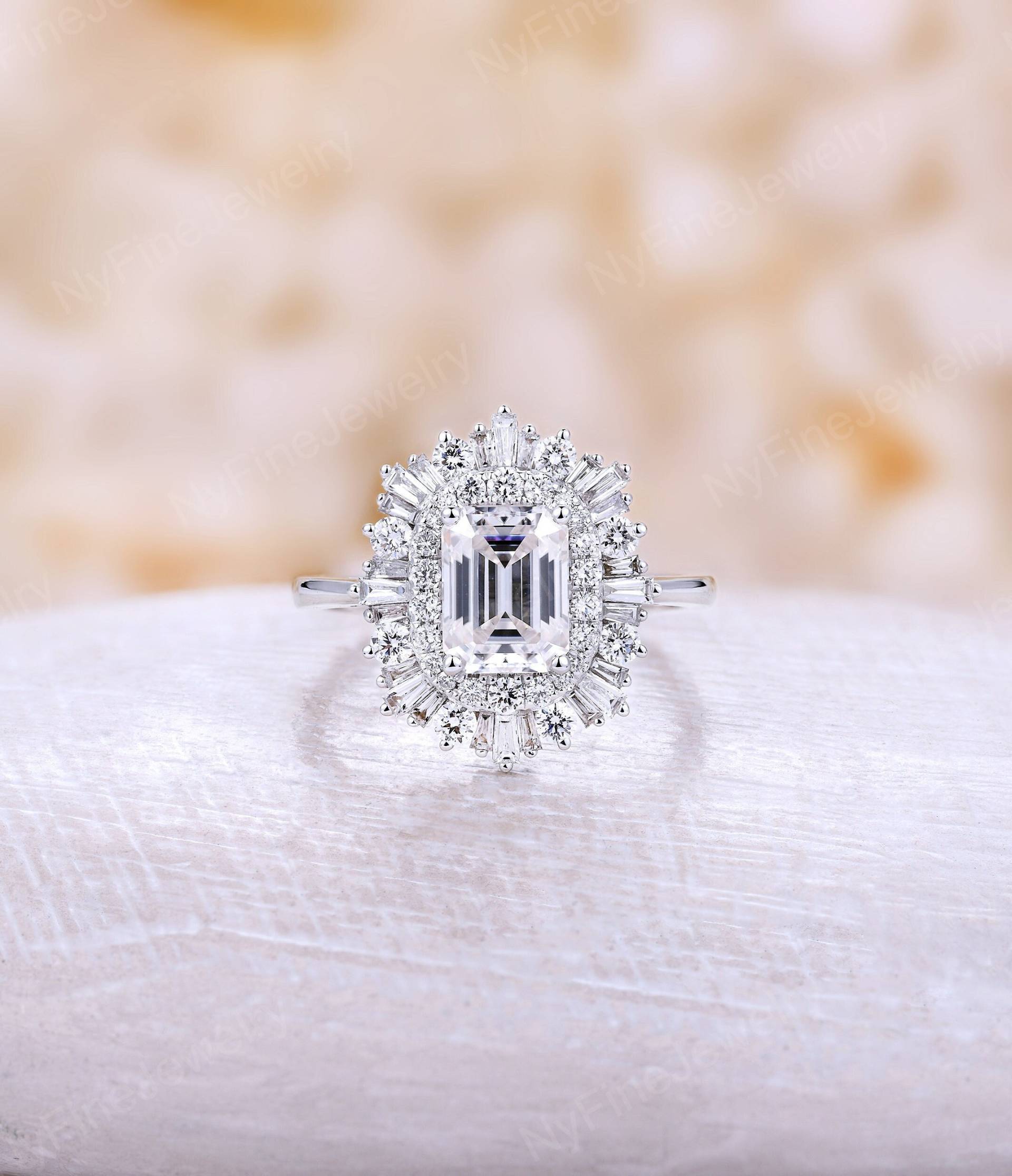 Vintage Moissanite Verlobungsring Art Deco Smaragdschliff Weißgold Gatsby Brautring Einzigartige Diamant Halo Ehering Versprechen Jahrestag von NyFineJewelry