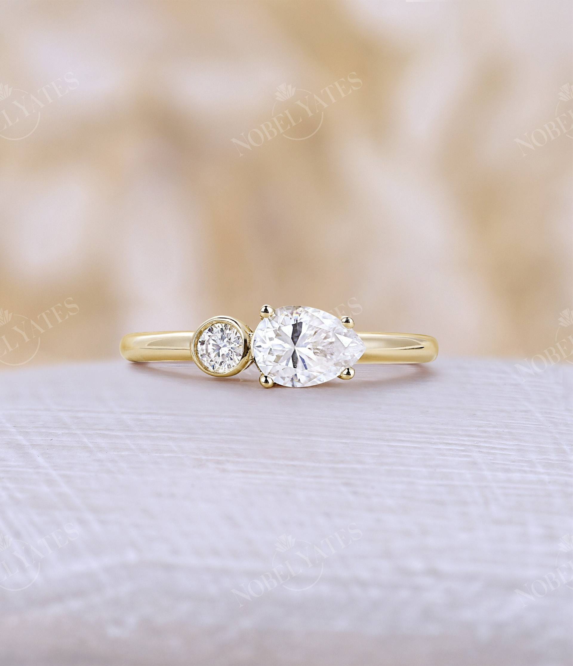 Vintage Moissanite Verlobungsring Birnenschliff Zwei Steine Zahnring Lünette Gesetzt Gelbgold Art-Deco-Ring Diamantring Jubiläumsring von NyFineJewelry