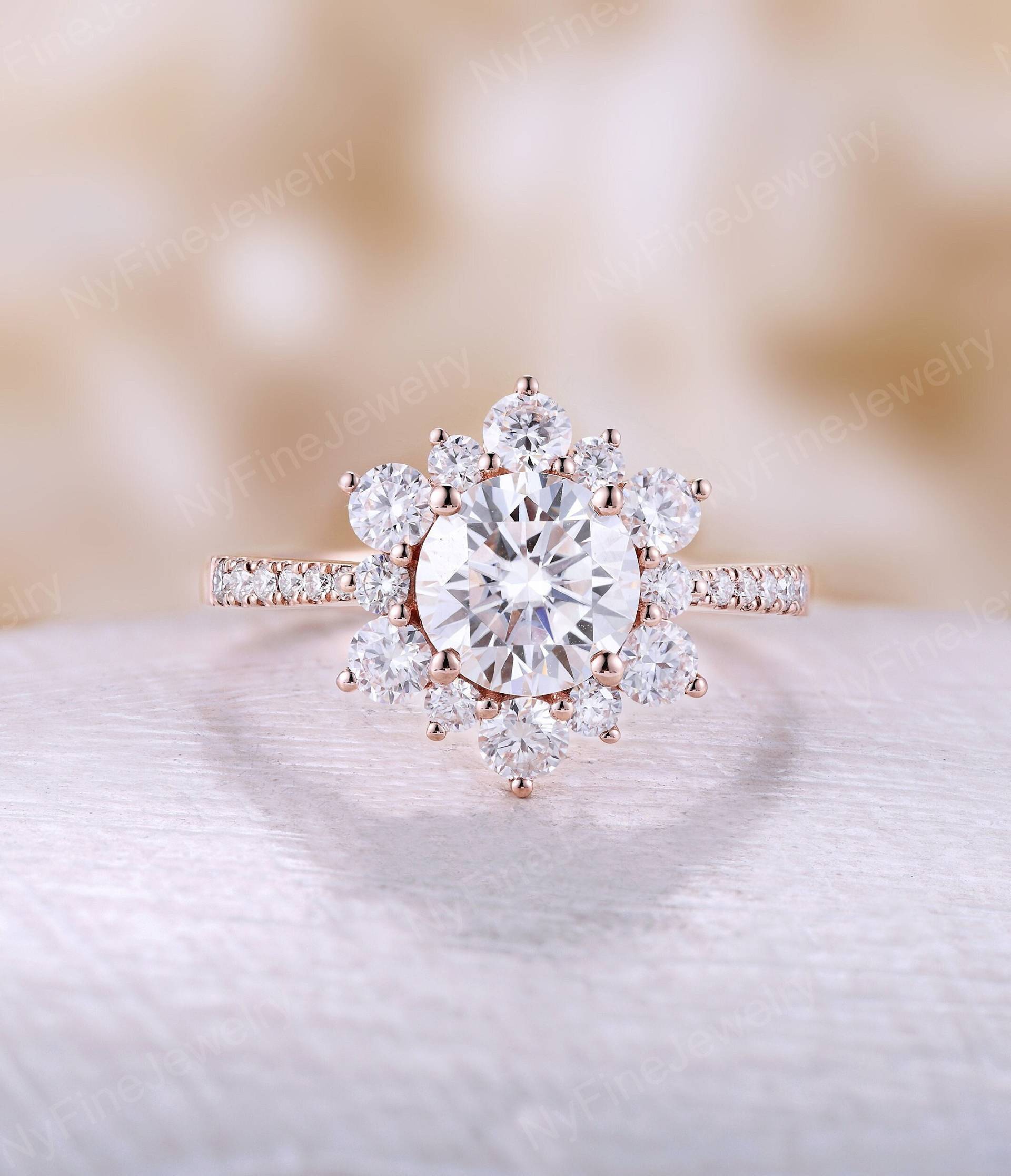 Vintage Moissanite Verlobungsring Runder Roségoldring Einzigartiger Floraler Diamant-Halo-Brautring Halbe Ewigkeit Jahrestag Versprechensring von NyFineJewelry